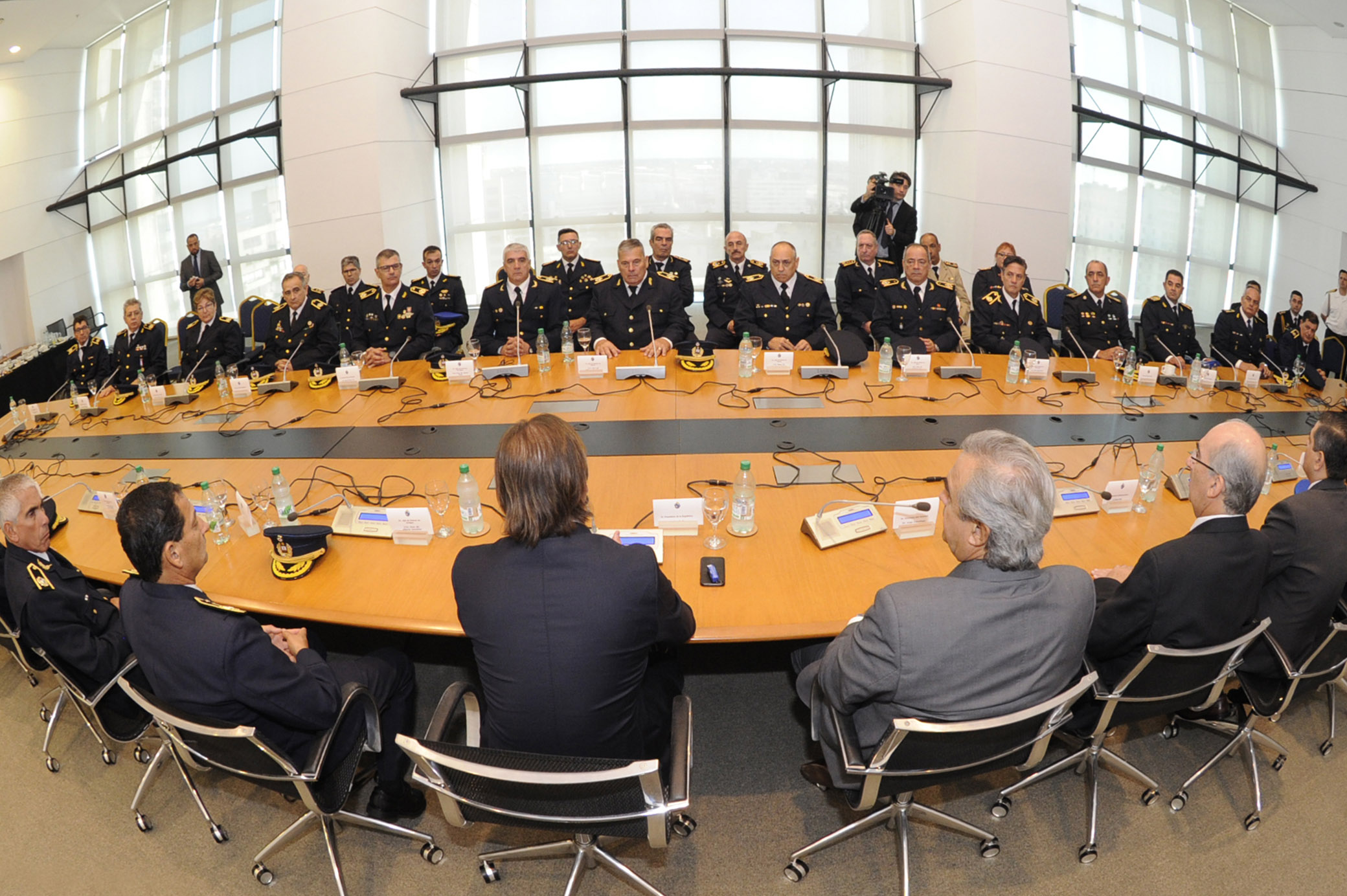 Presidente Luis Lacalle Pou, reunido con autoridades del Ministerio del Interior y jefes departamentales de Policía en Torre Ejecutiva