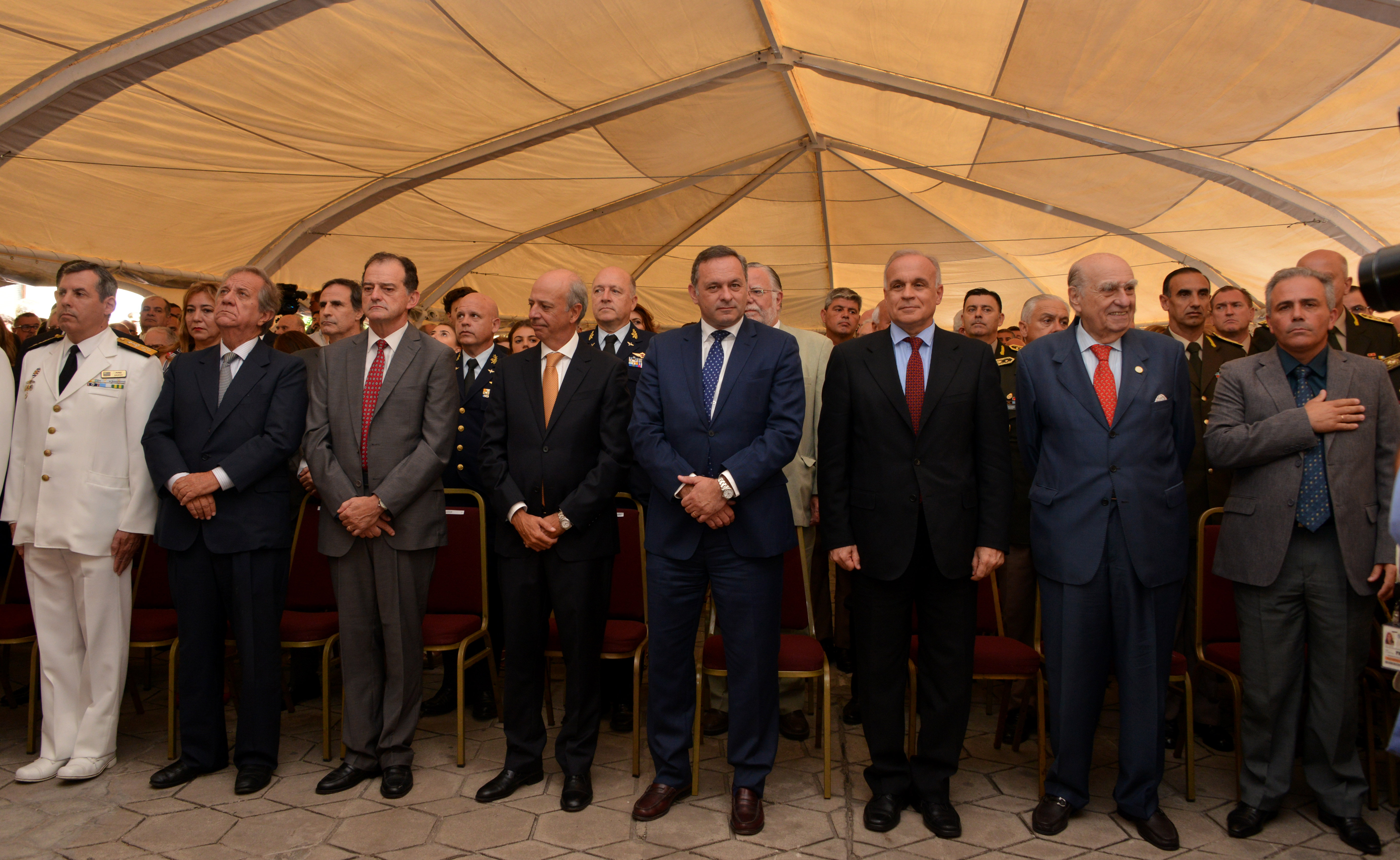 Autoridades presentes entonan el himno nacional