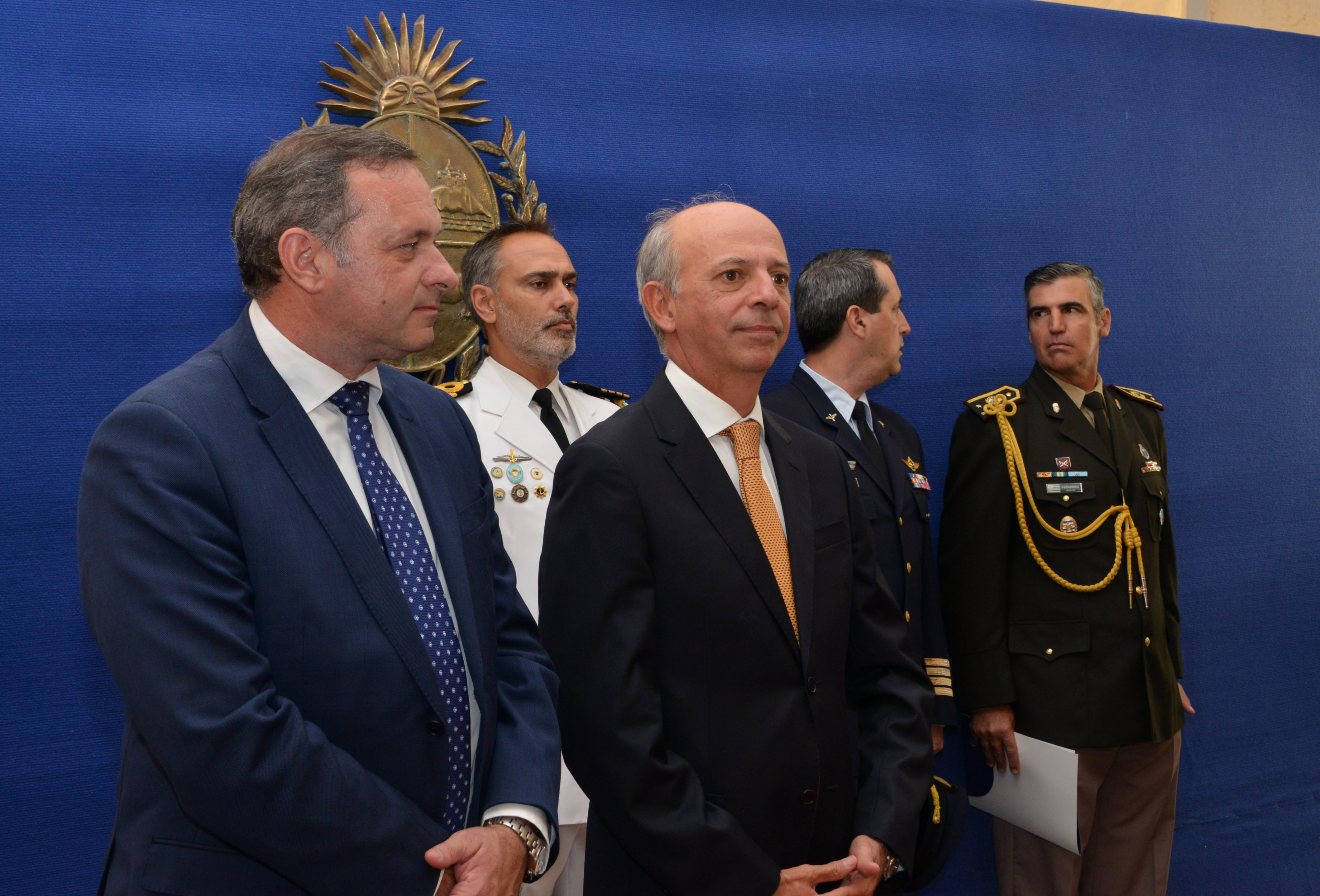 Secretario de la Presidencia, Álvaro Delgado, junto al ministro de Defensa, Javier García
