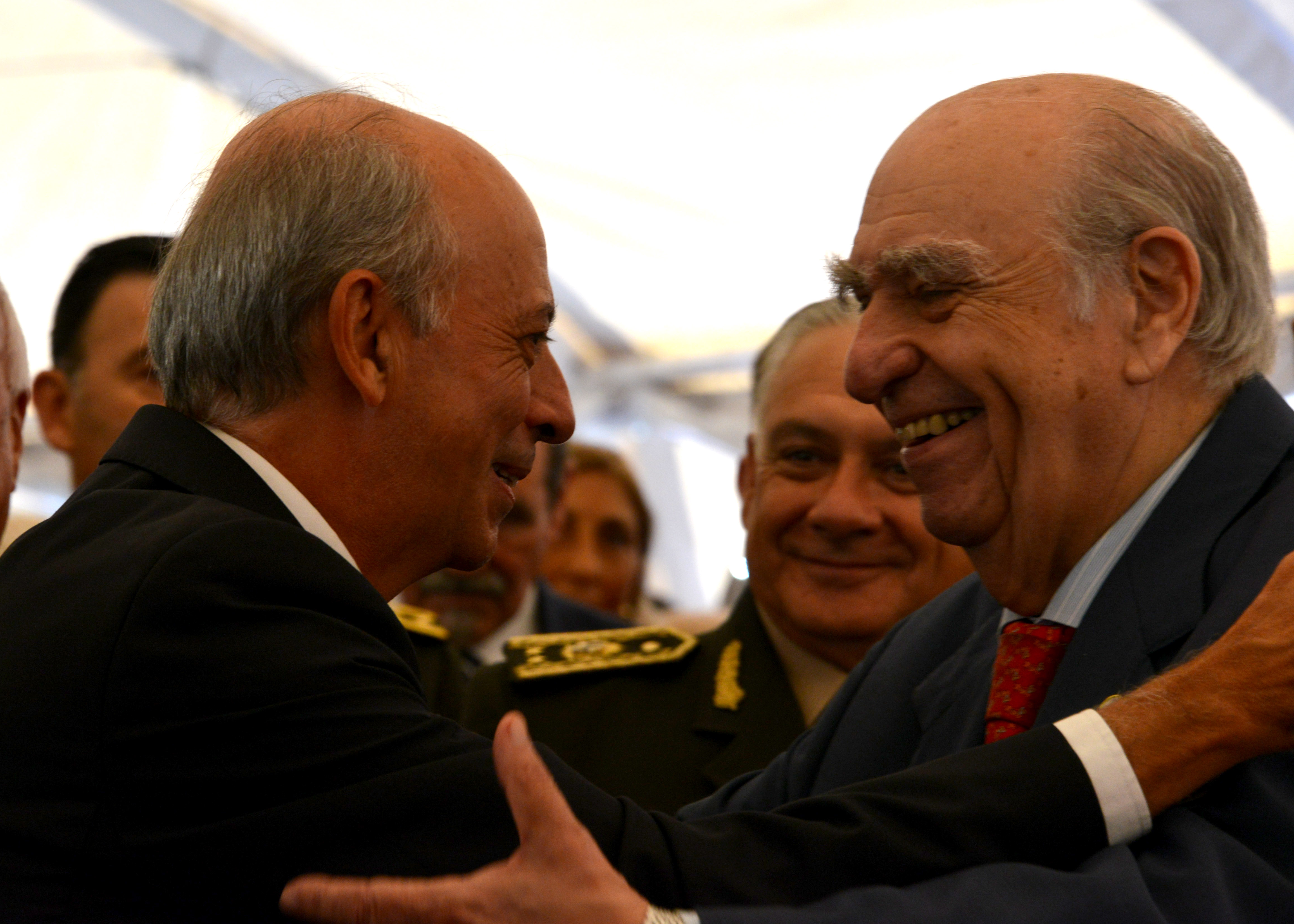 El flamante ministro de Defensa Nacional, Javier García, se saluda con el expresidente Julio María Sanguinetti