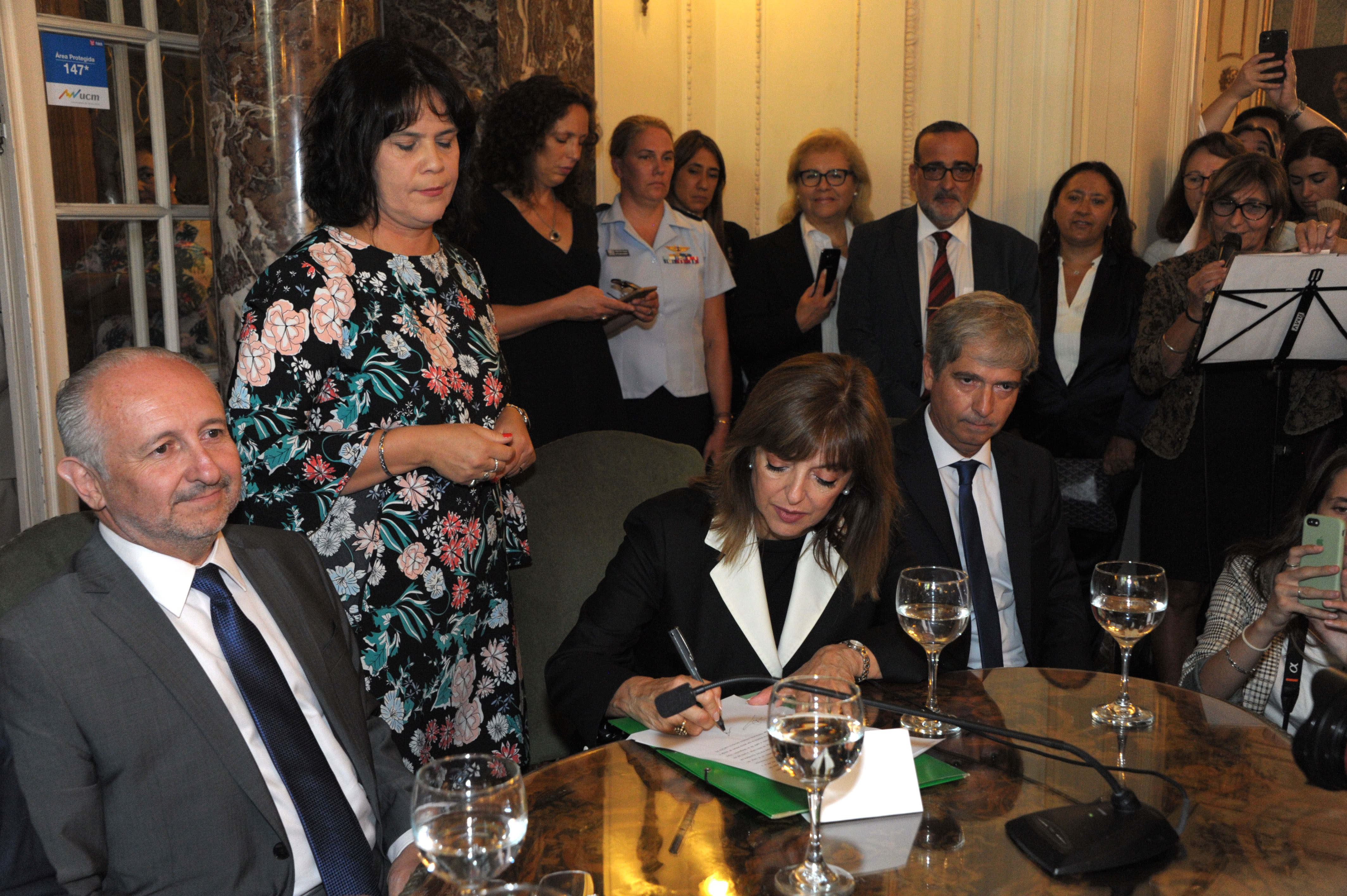 Subsecretaria, Ana Ribeiro, firma el libro de actas