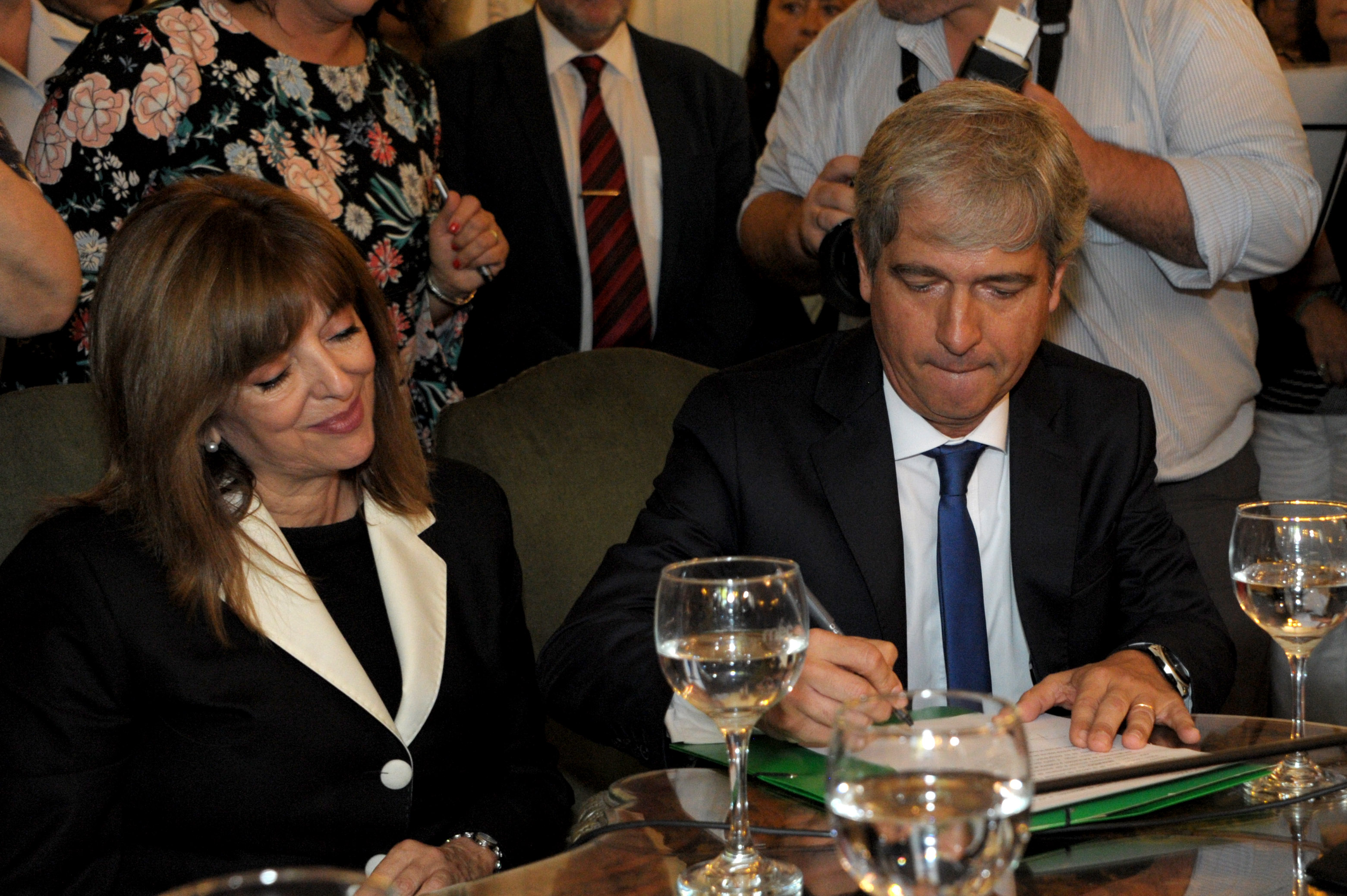 Director general de Secretaría, Pablo Landoni, firma Libro de Actas