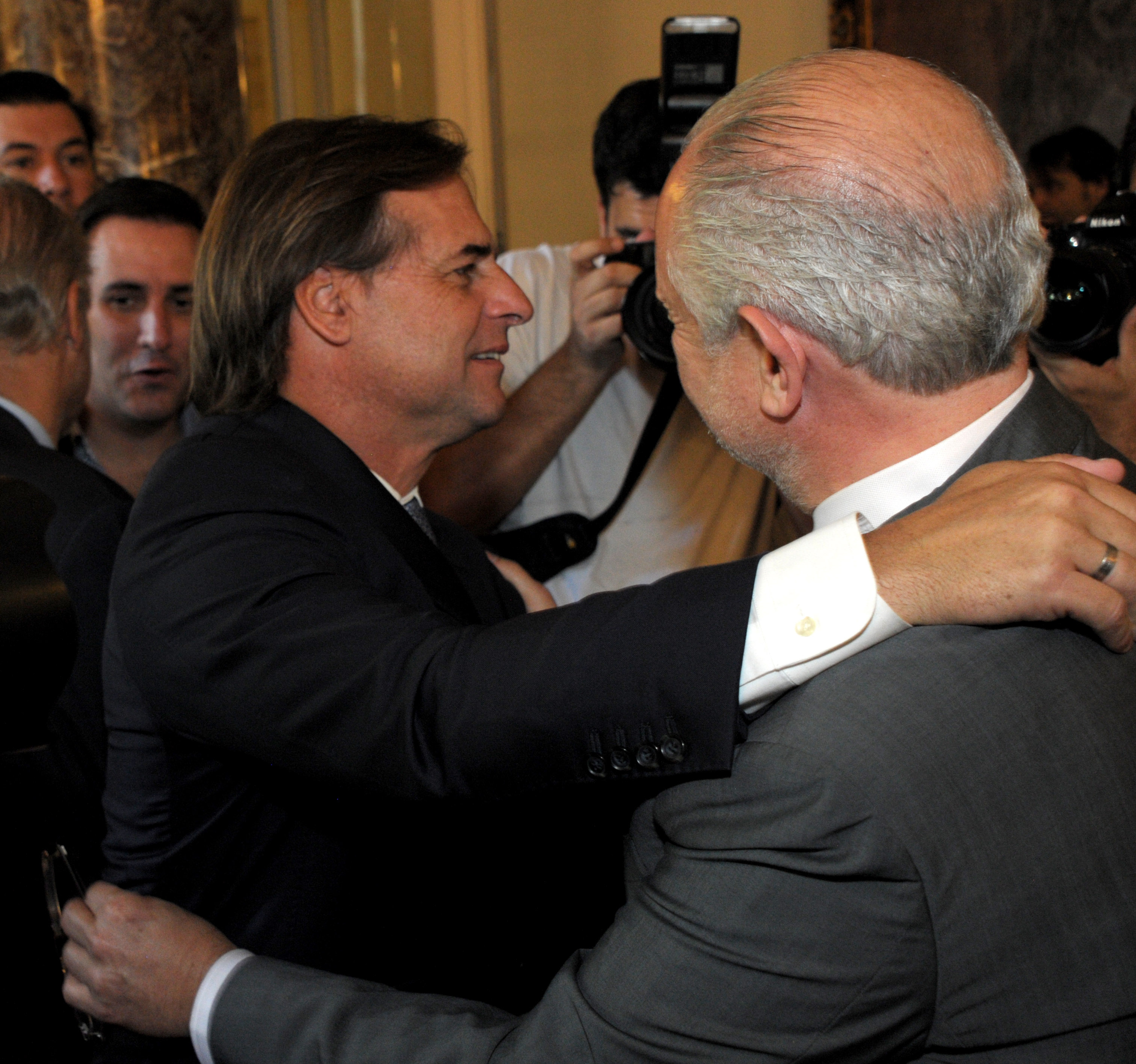 Presidente Luis Lacalle Pou y ministro Pablo da Silveira se saludan