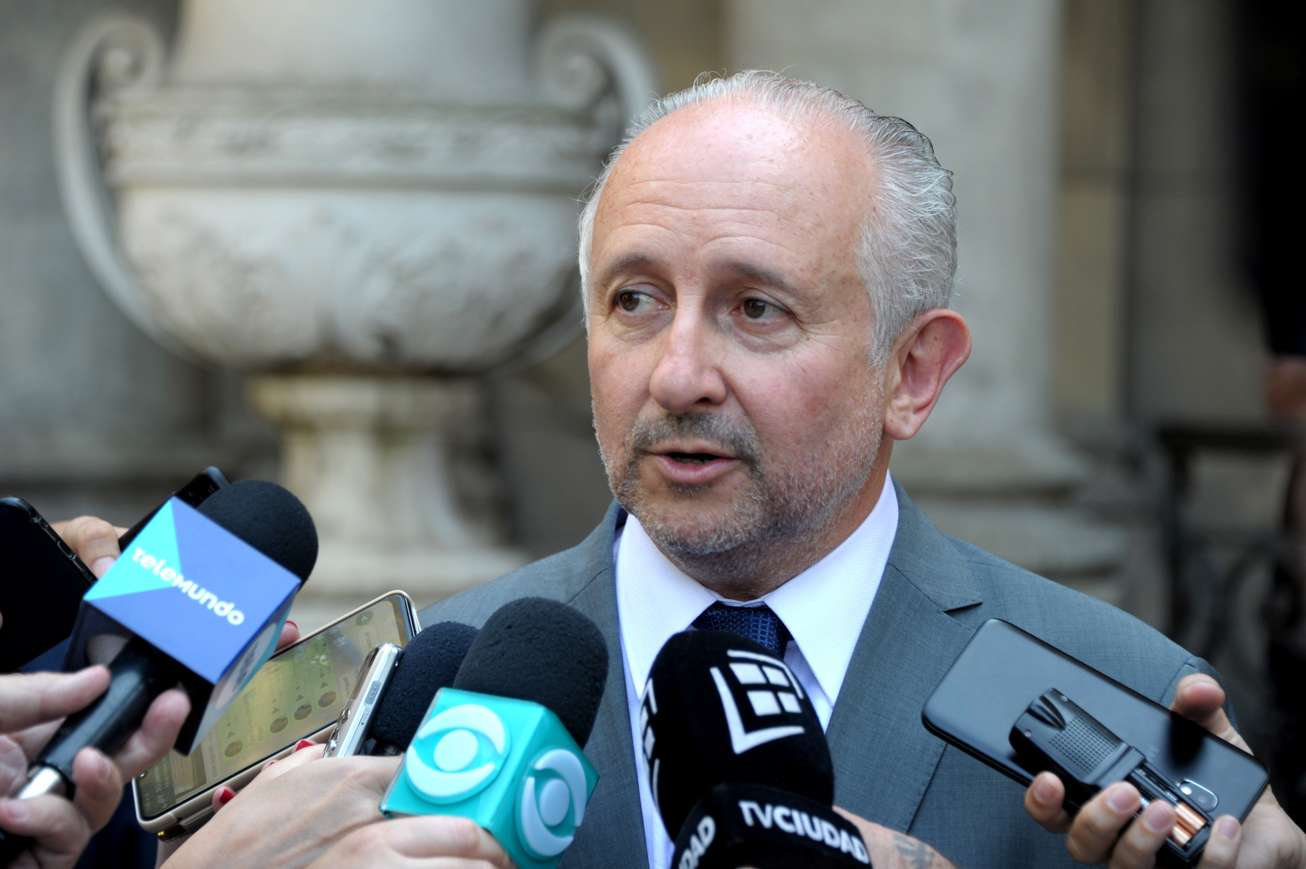 Ministro de Educación y Cultura, Pablo Da Silveira, dialoga con la prensa
