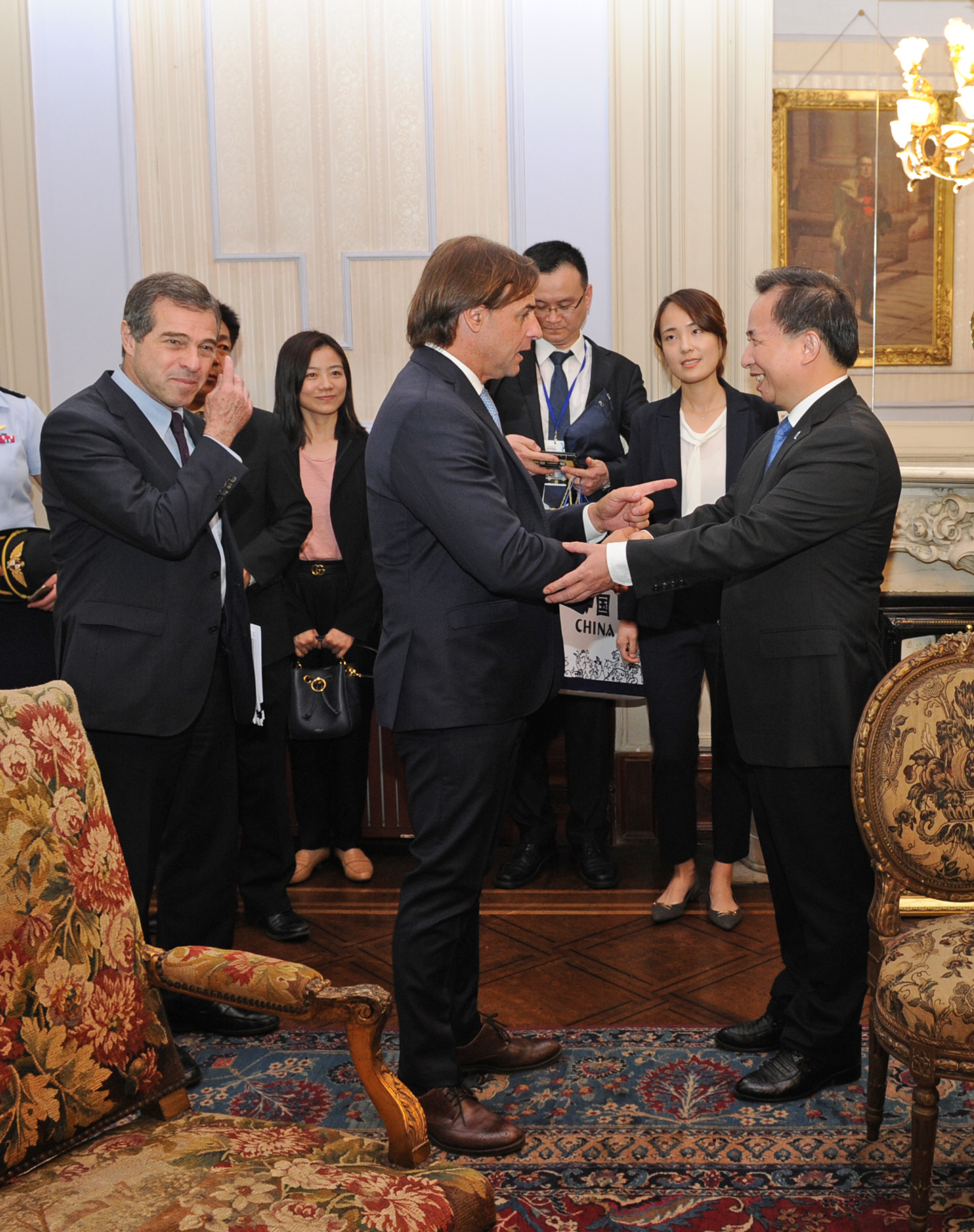 Lacalle Pou y Talvi recibieron al ministro y secretario del Grupo del Partido de Ministerio de Ecología y Medio Ambiente de la República Popular China