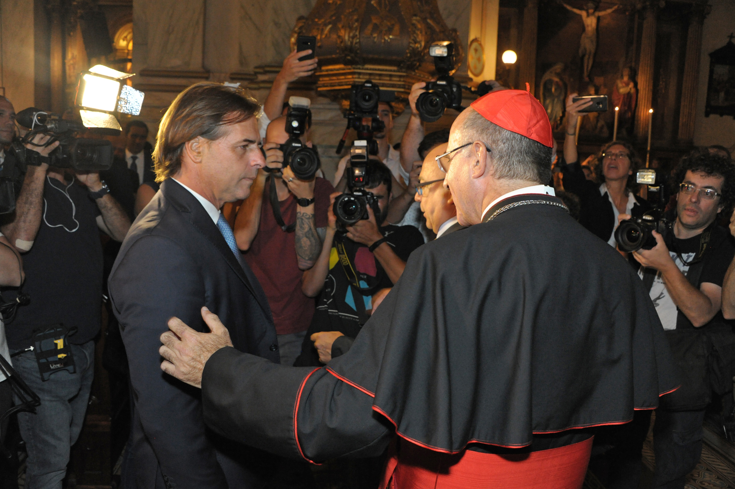 Presidente de la República, Luis Lacalle Pou, junto al arzobispo de Montevideo, Daniel Sturla
