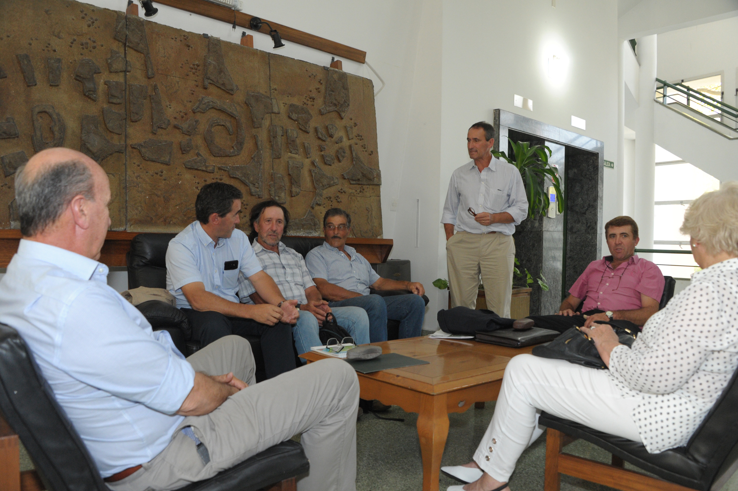Representantes de gremiales del agro, previo al inicio de la reunión con el ministro de Ganadería, Agricultura y Pesca, Carlos María Uriarte