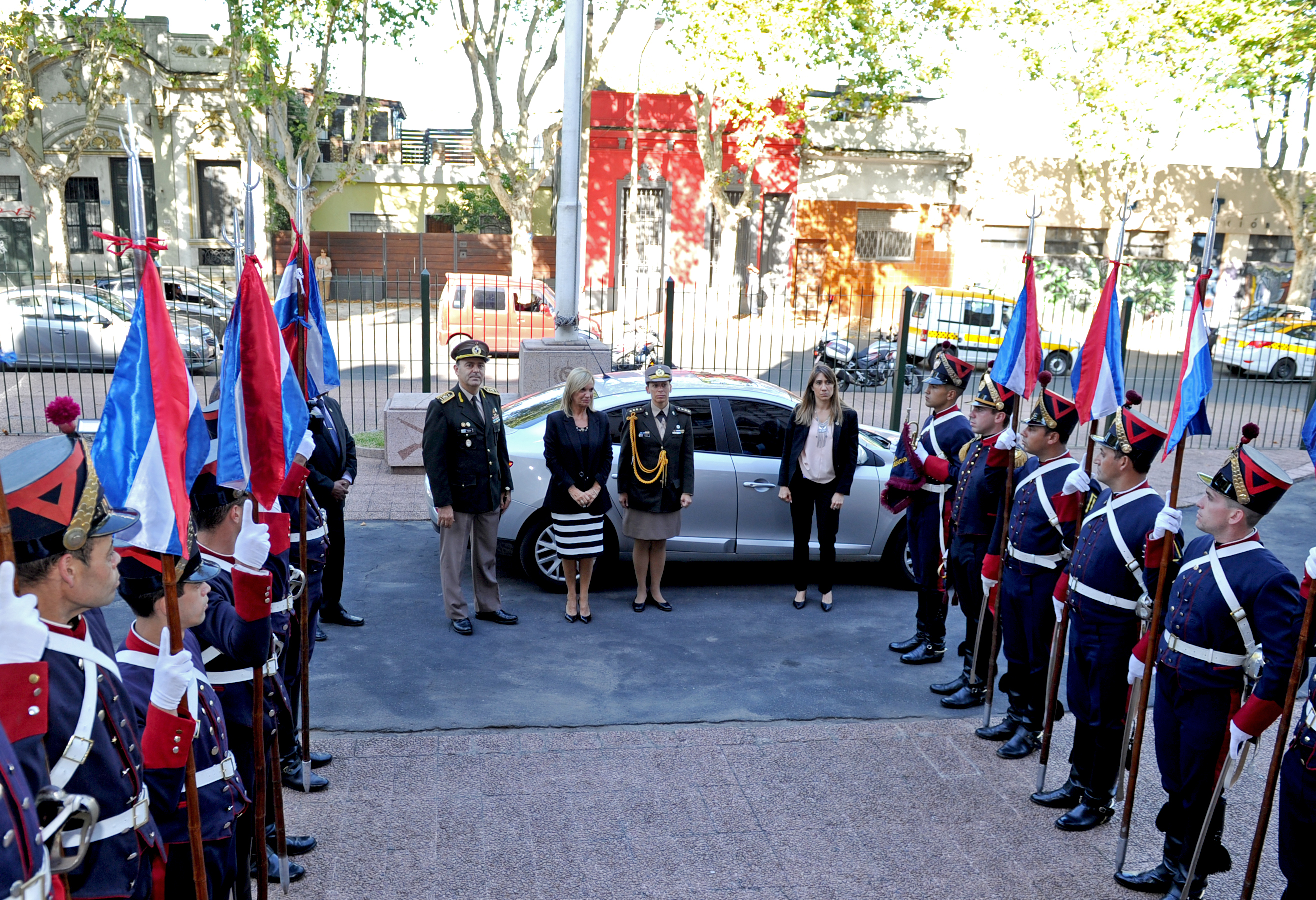 Vicepresidenta de la República, Beatriz Argimón, llega al Comando General del Ejército