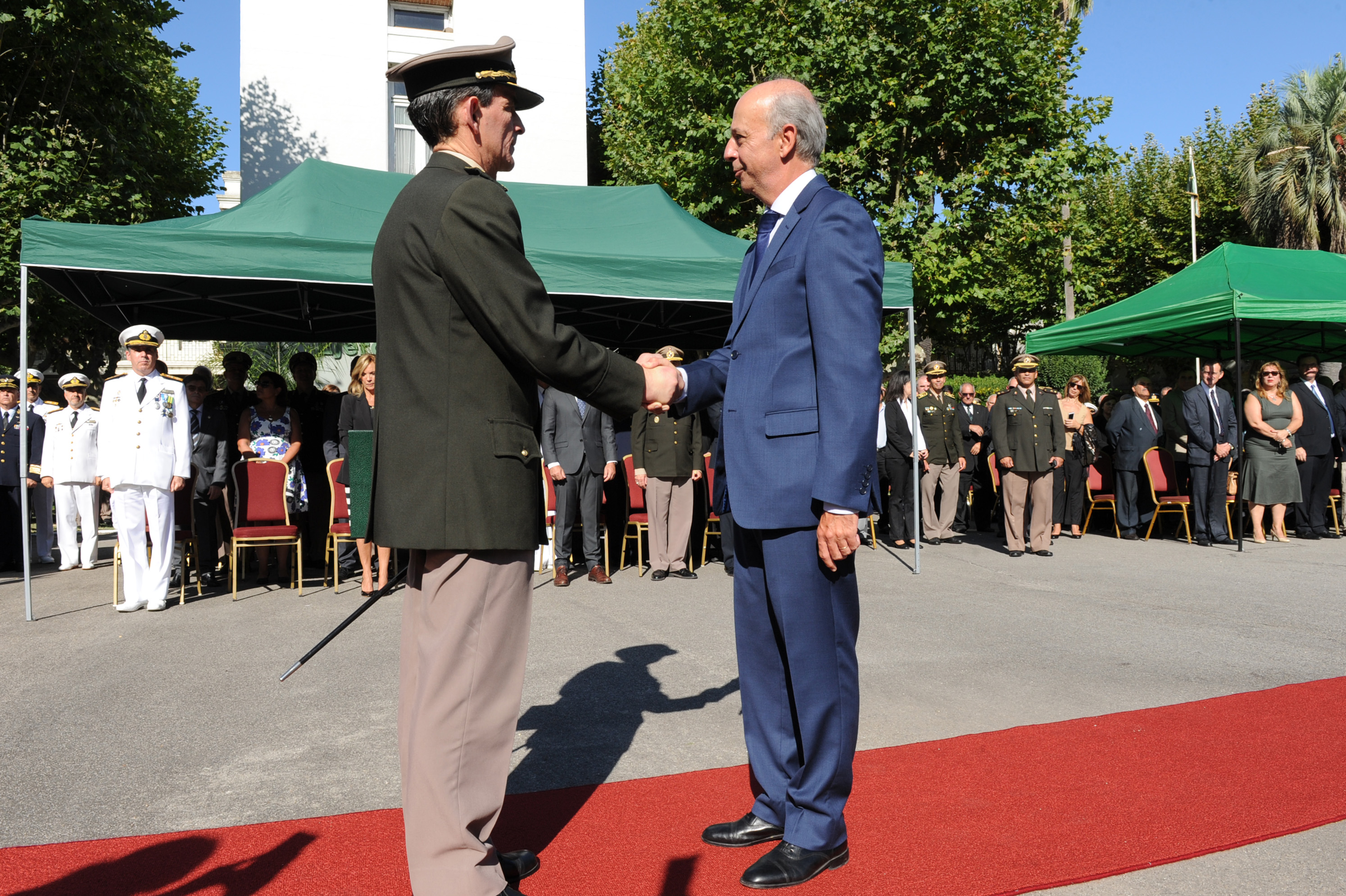 Ministro de Defensa Nacional, Javier García, saluda al comandante del Ejército, Gerardo Fregossi