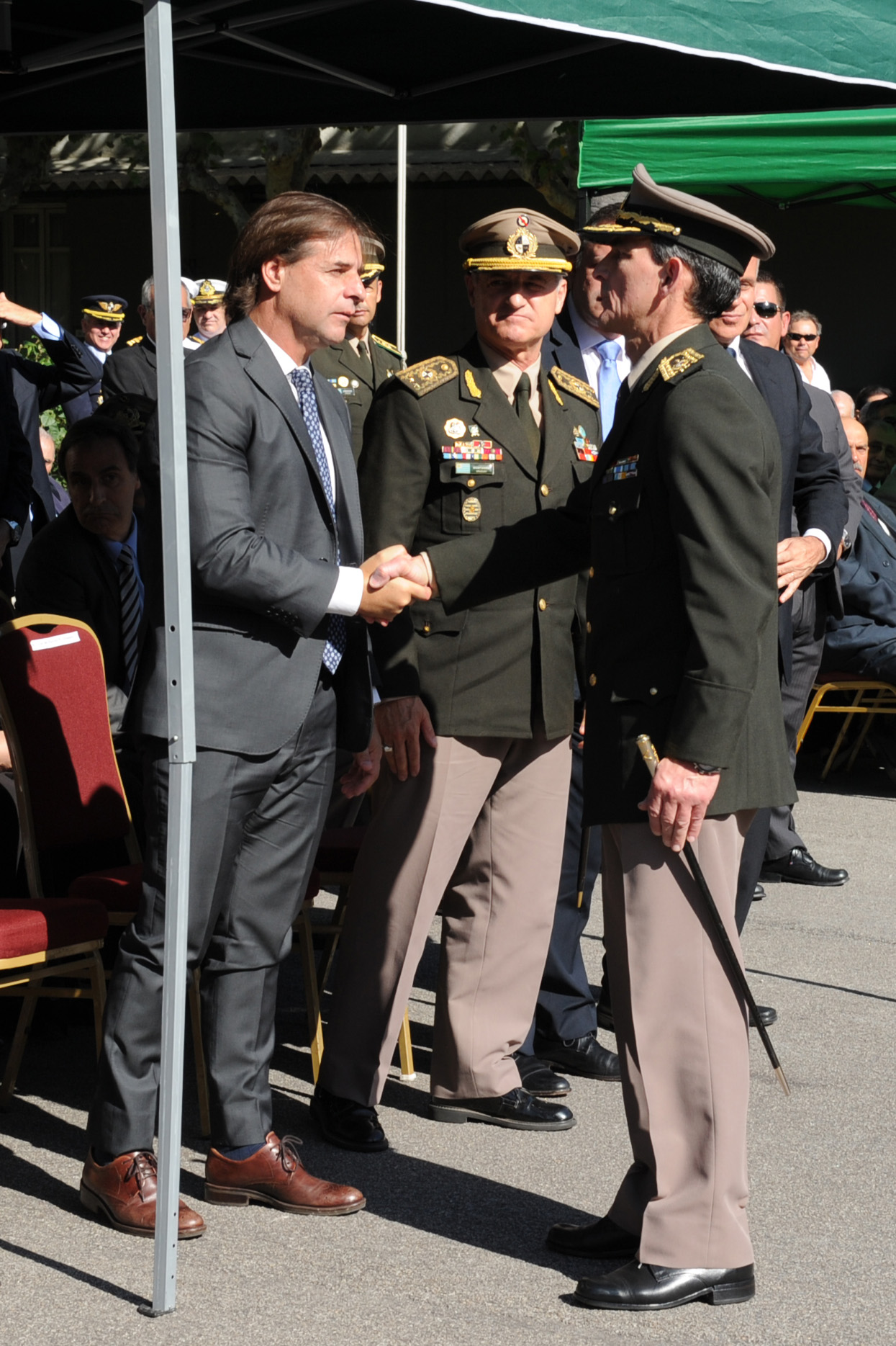 Presidente de la República, Luis Lacalle Pou, saluda al comandante del Ejército, Gerardo Fregossi