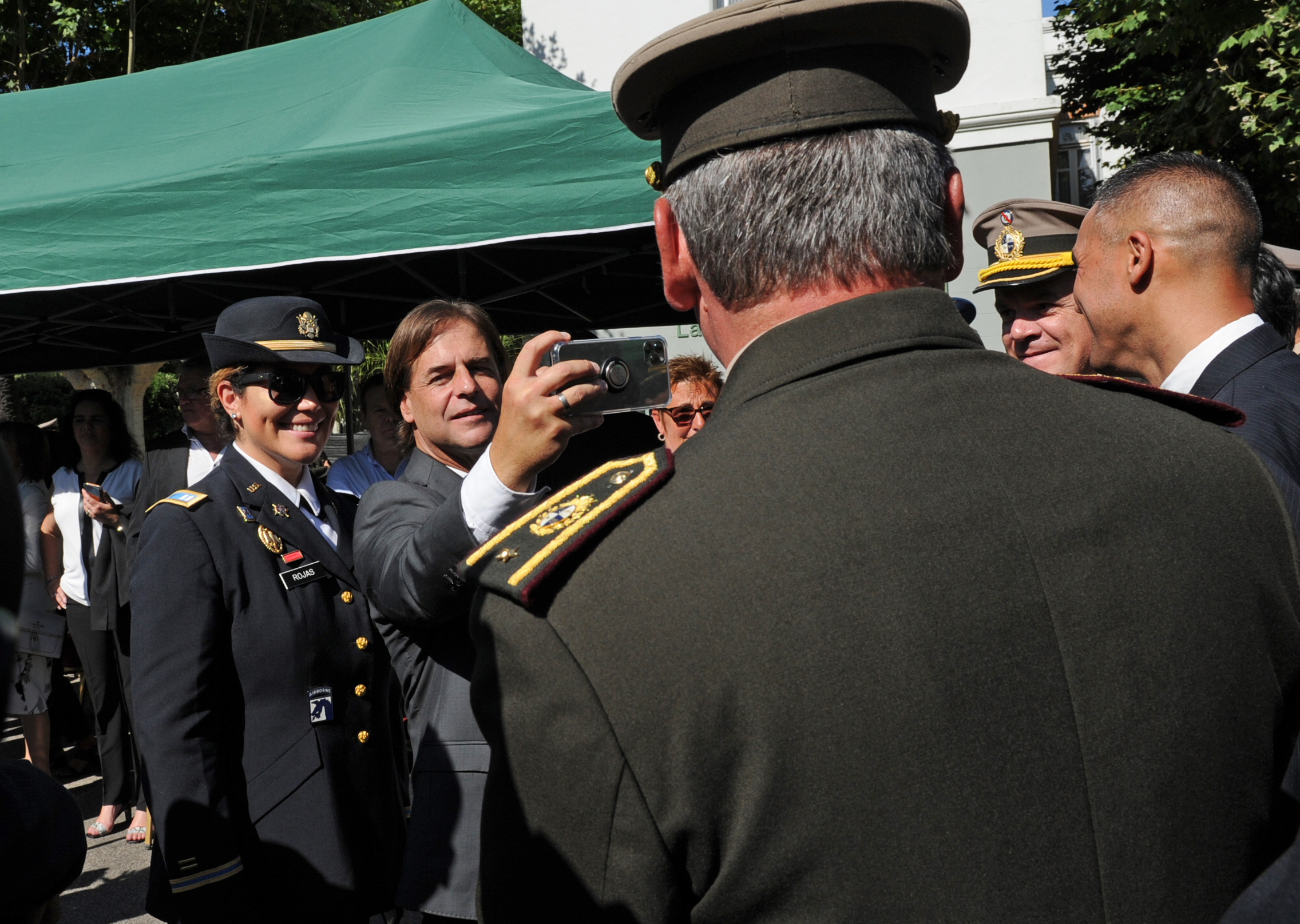 Presidente de la República, Luis Lacalle Pou, se fotografía junto a integrantes del Ejército