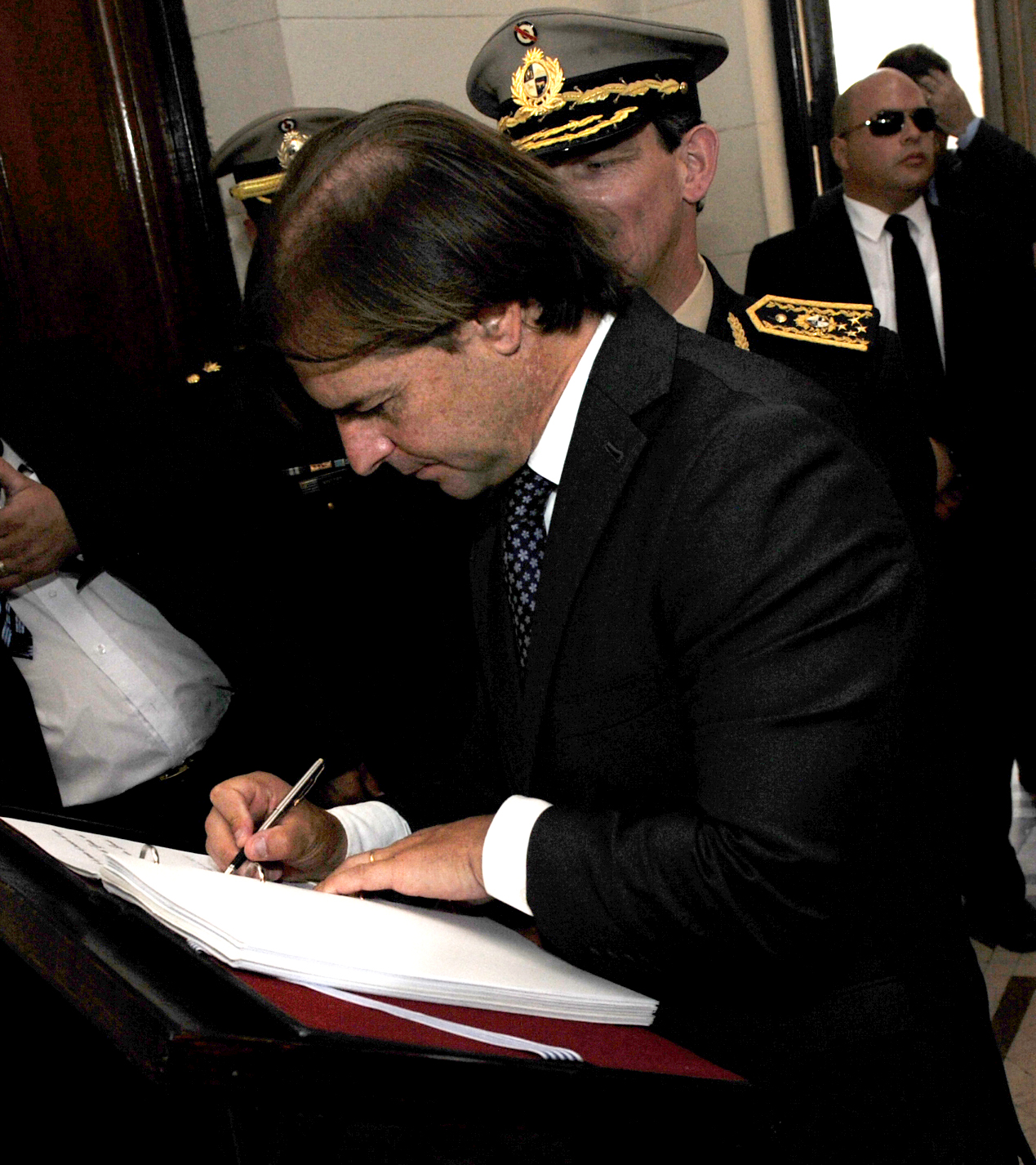 Presidente de la República, Luis Lacalle Pou, firma el Libro de Honor