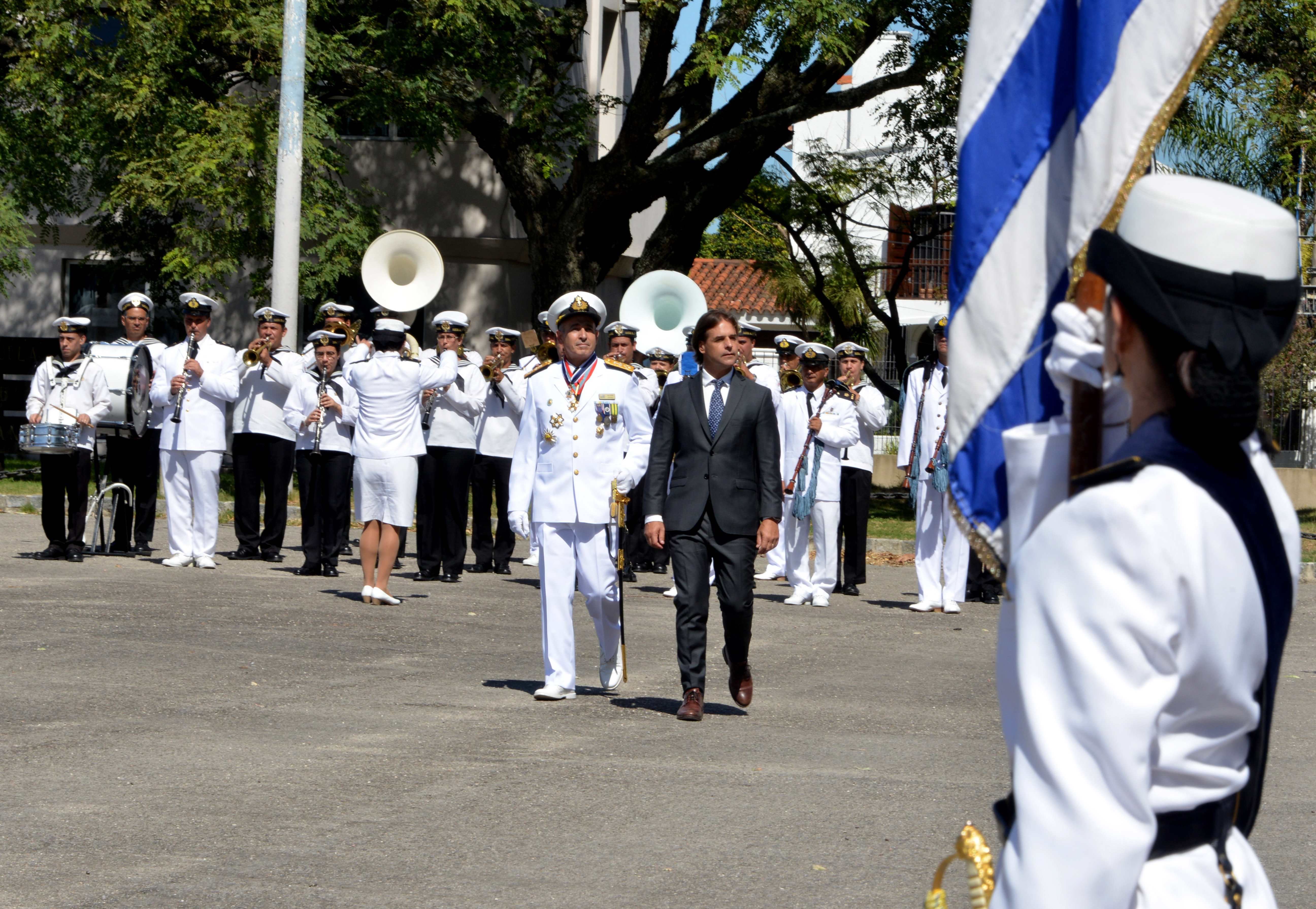 Presidente Luis Lacalle Pou pasa revista a la Armada Nacional