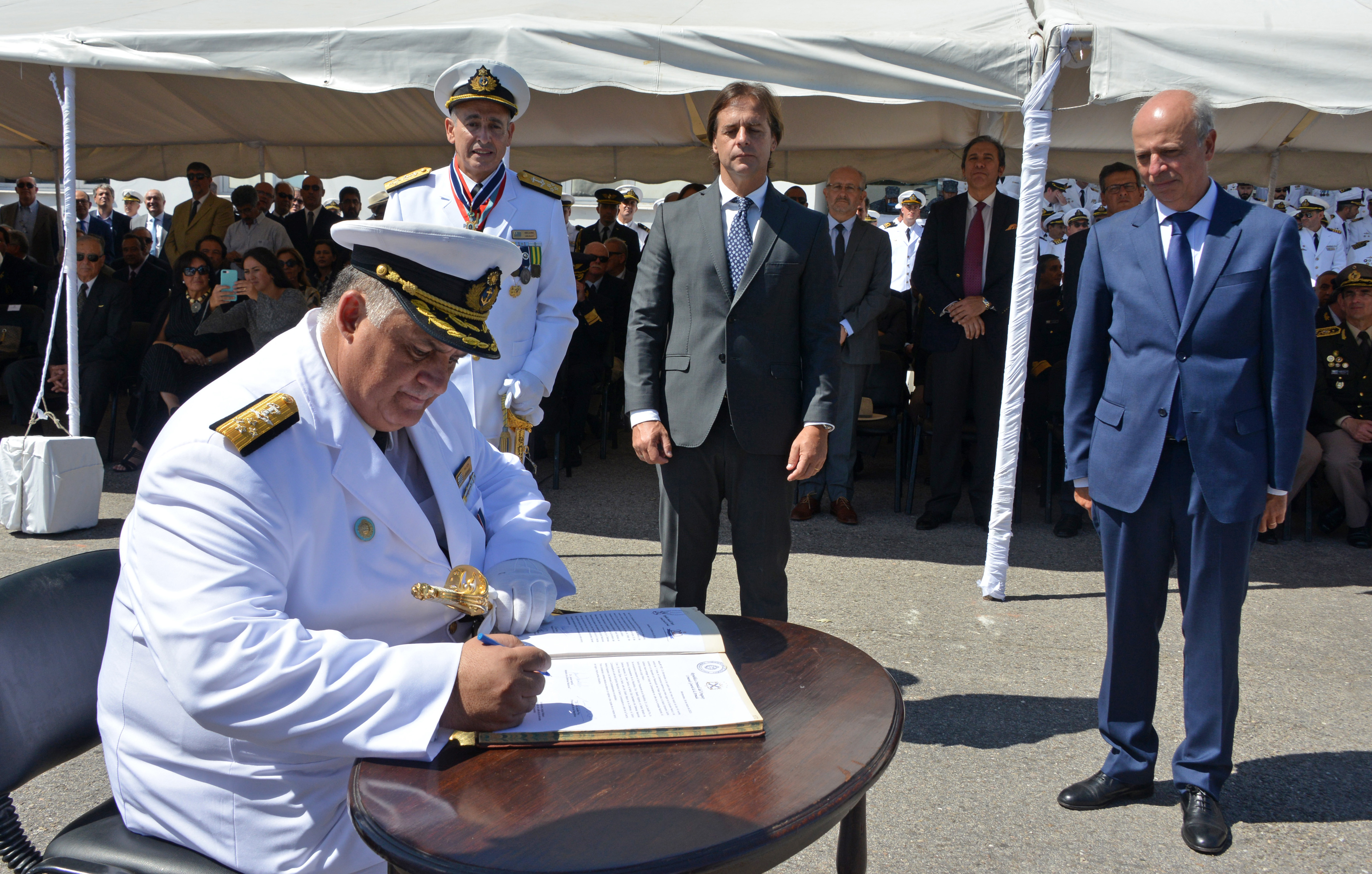 Comandante de la Armada Nacional, Jorge Wilson, firma el Libro de Actas