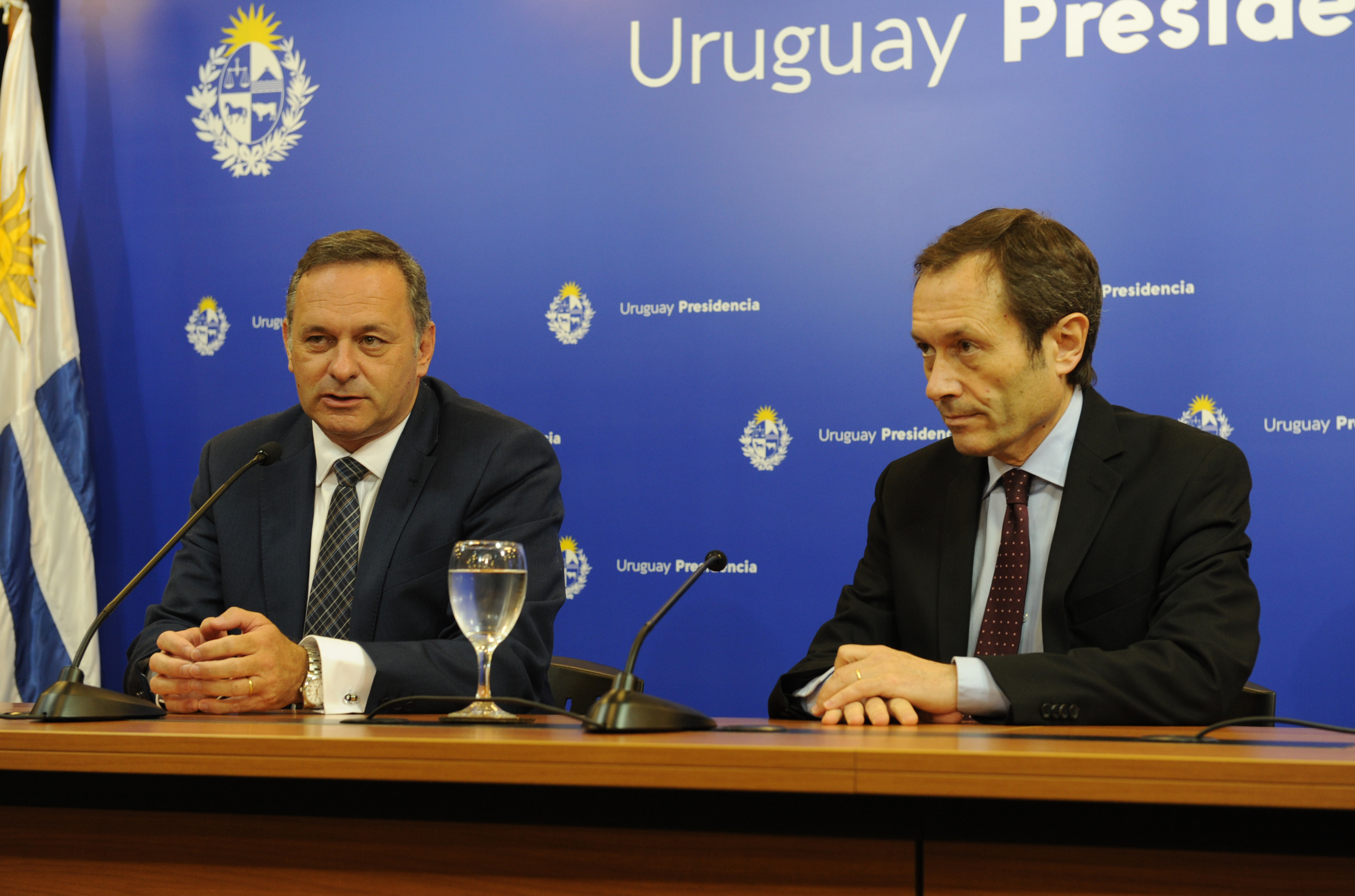 Secretario de Presidencia, Álvaro Delgado, y secretario de Asuntos Estratégicos de Argentina, Gustavo Beliz, en conferencia de prensa