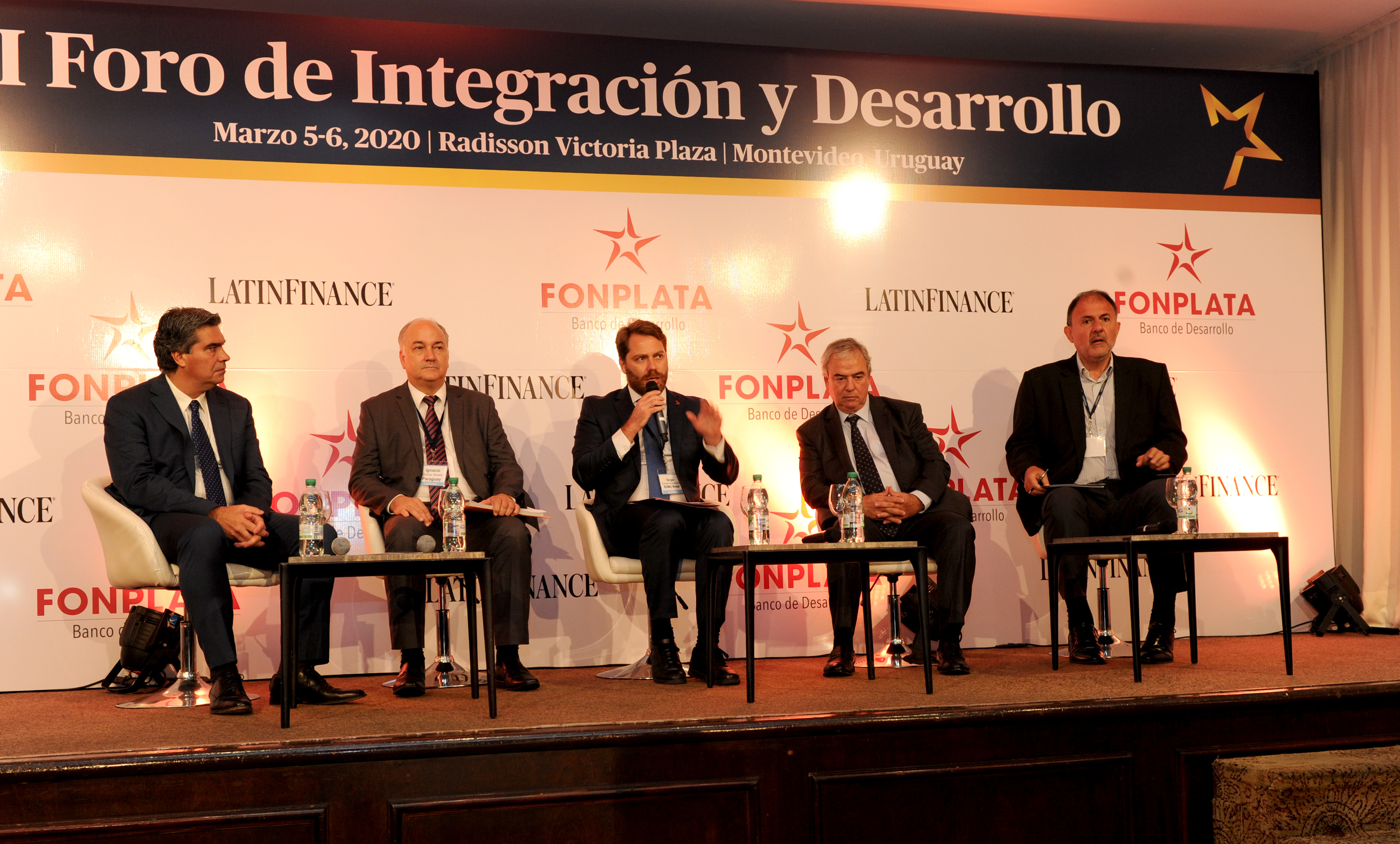 Expositores del panel “Infraestructura y energía: El camino hacia adelante” en I Foro de Integración y Desarrollo