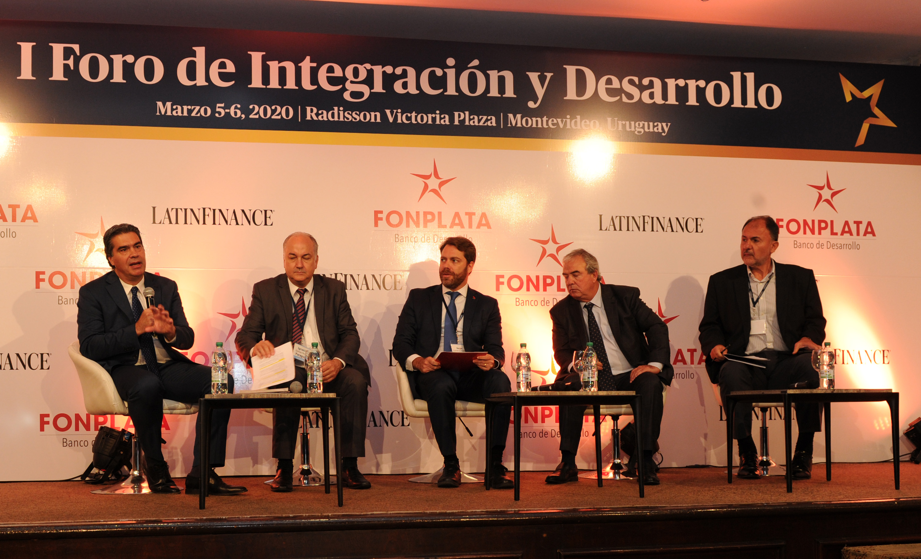 Expositores del panel “Infraestructura y energía: El camino hacia adelante” en I Foro de Integración y Desarrollo