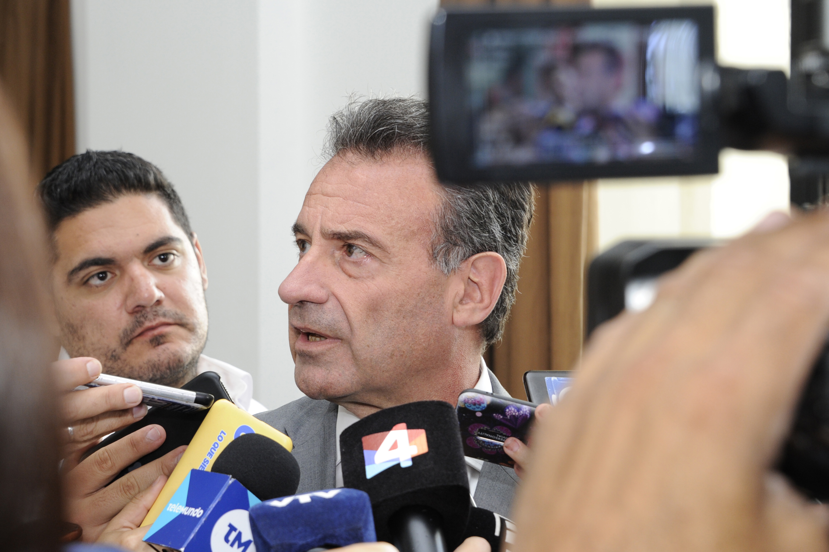 Ministro de Salud Pública, Daniel Salinas, dialoga con la prensa