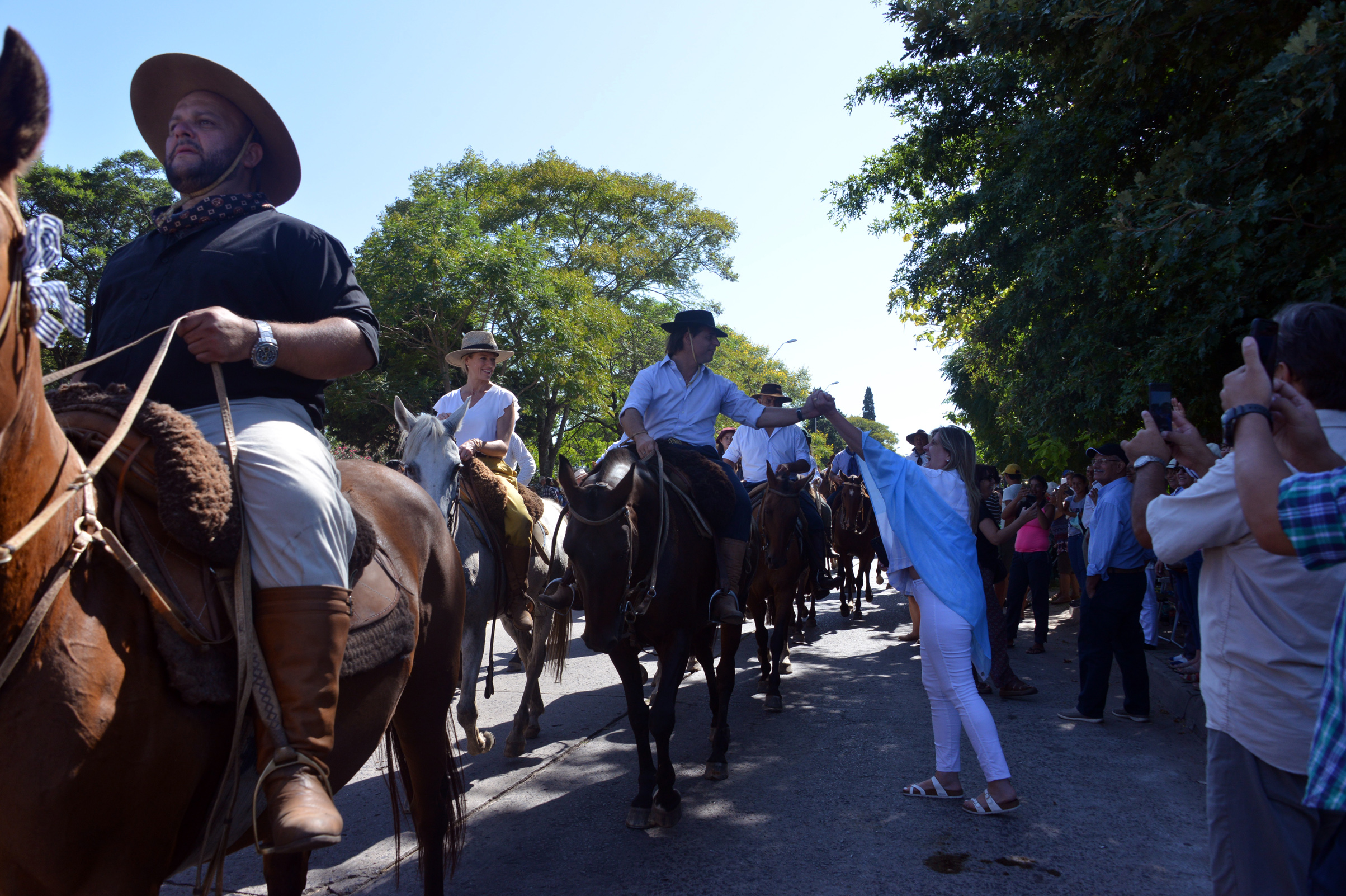 Presidente Luis Lacalle Pou y su esposa, Lorena Ponce de León, desfilaron en Fiesta de la Patria Gaucha, Tacuarembó