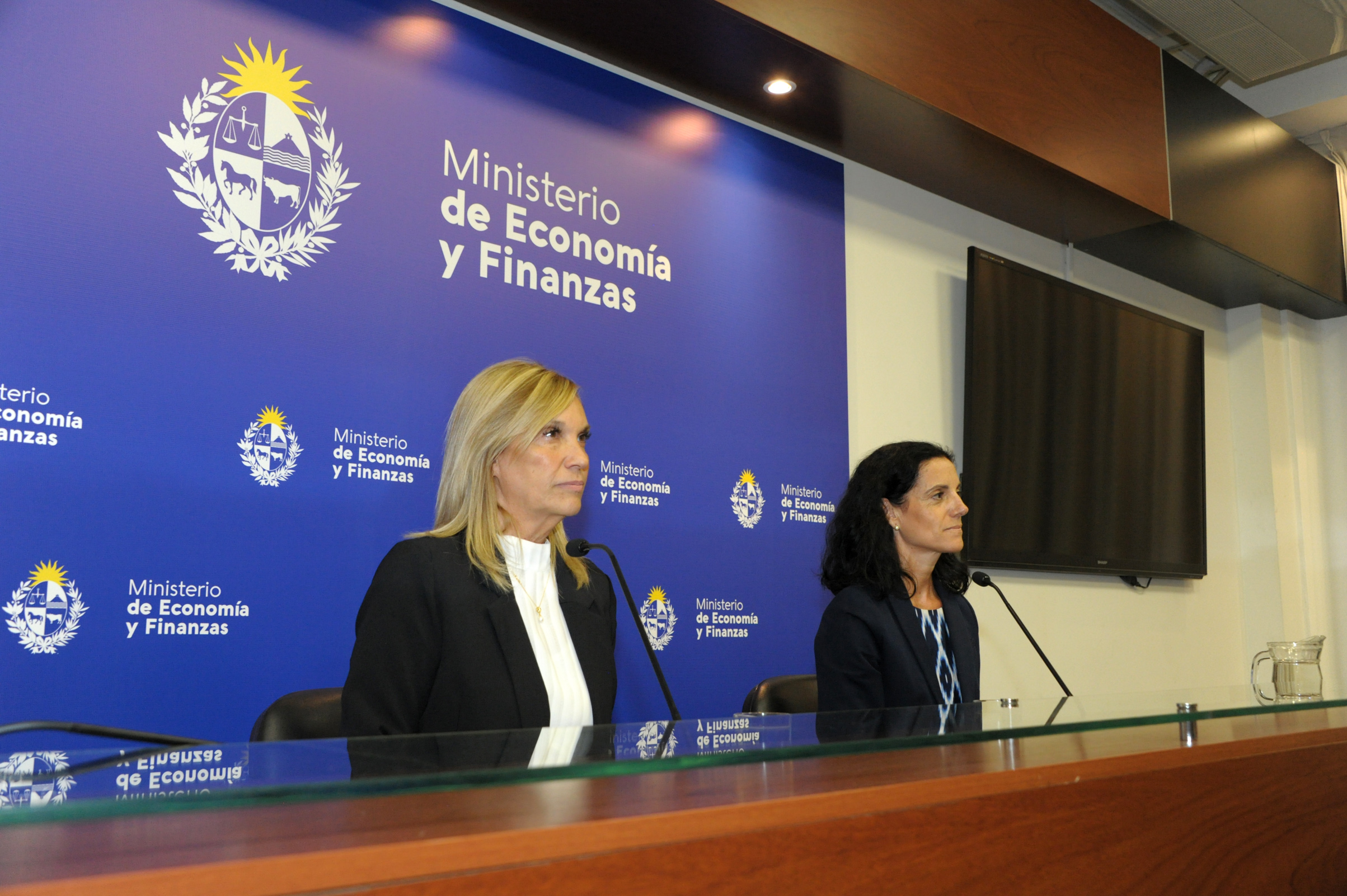 Vicepresidenta, Beatriz Argimón, y ministra de Economía y Finanzas, Azucena Arbeleche, en sala de prensa del Ministerio de Economía y Finanzas