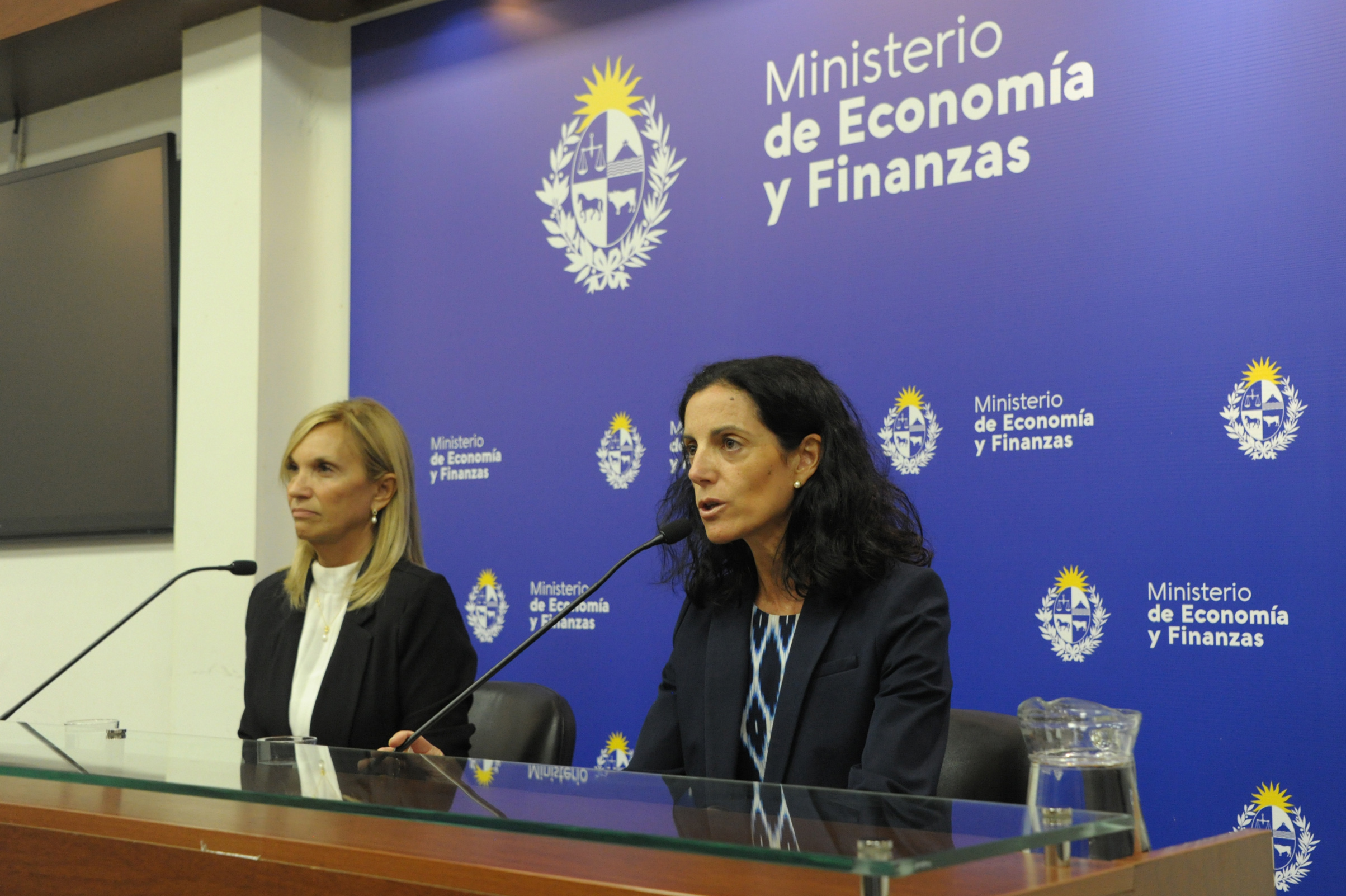 Ministra de Economía y Finanzas, Azucena Arbeleche, dirigiéndose a los presentes
