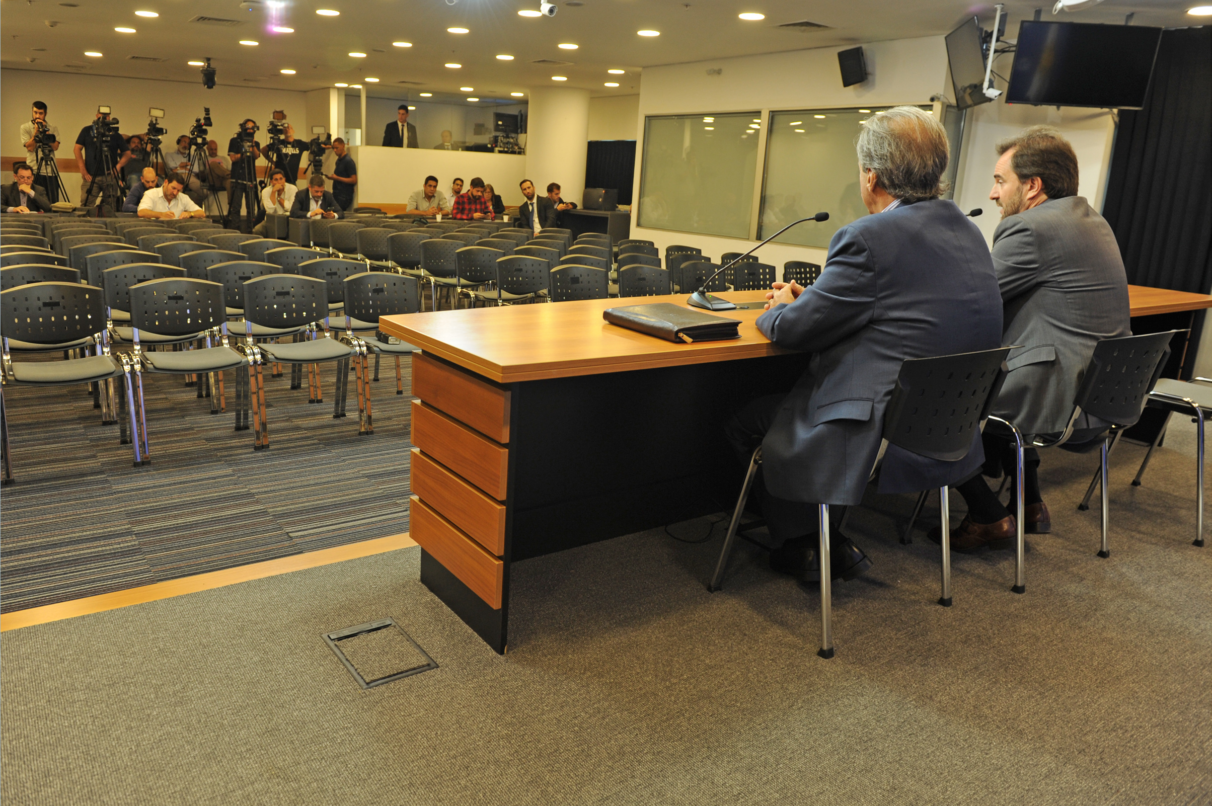 Ministro de Turismo, Germán Cardoso, y subsecretario, Remo Monzeglio, en sala de prensa de Torre Ejecutiva