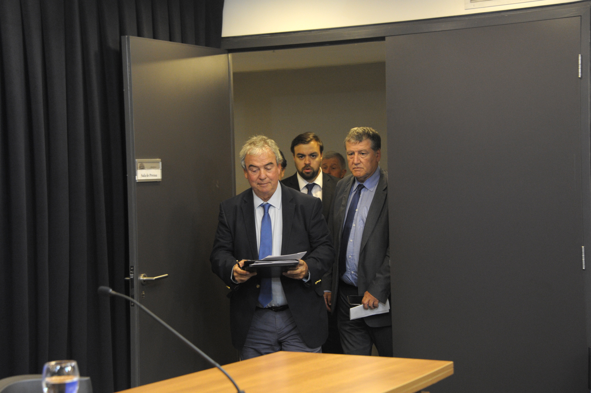 Ministro de Transporte y Obras Públicas, Luis Alberto Heber, previo al inicio de la conferencia de prensa