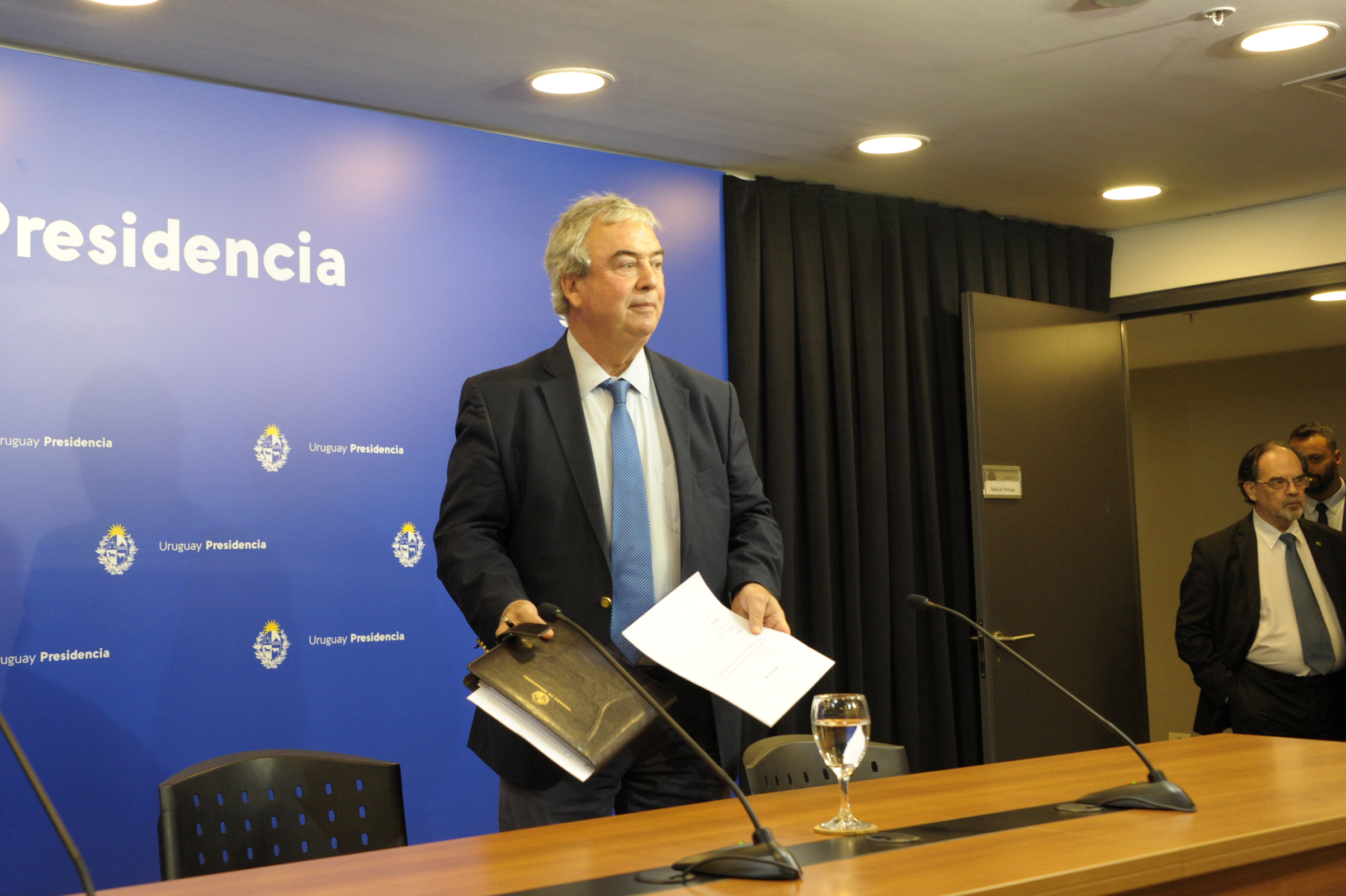 Ministro de Transporte y Obras Públicas, Luis Alberto Heber, previo al inicio de la conferencia de prensa