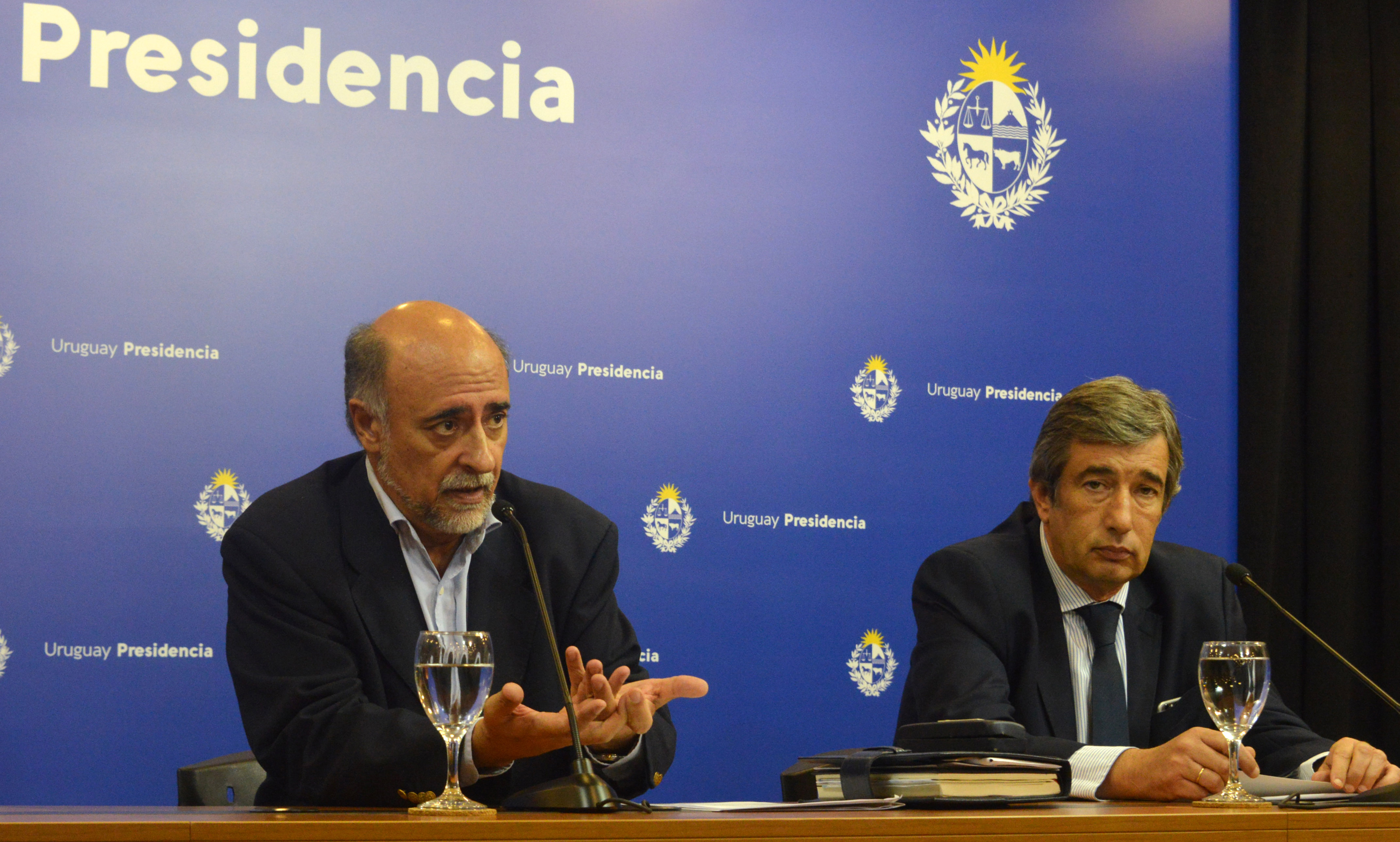 Ministro de Trabajo y Seguridad Social, Pablo Mieres, junto al subsecretario, Mario Arizti, en conferencia de prensa