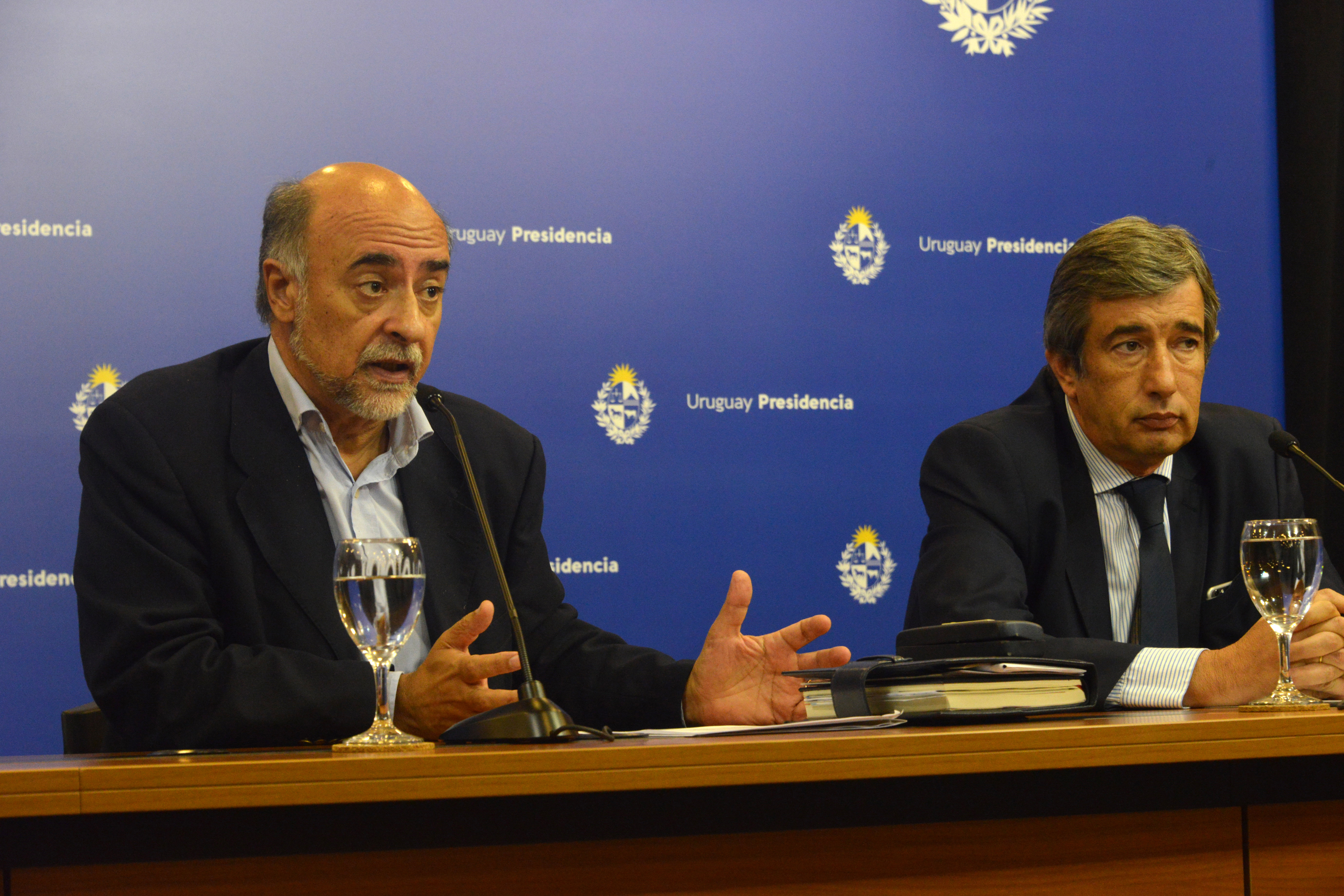 Ministro de Trabajo y Seguridad Social, Pablo Mieres, junto al subsecretario, Mario Arizti, en conferencia de prensa