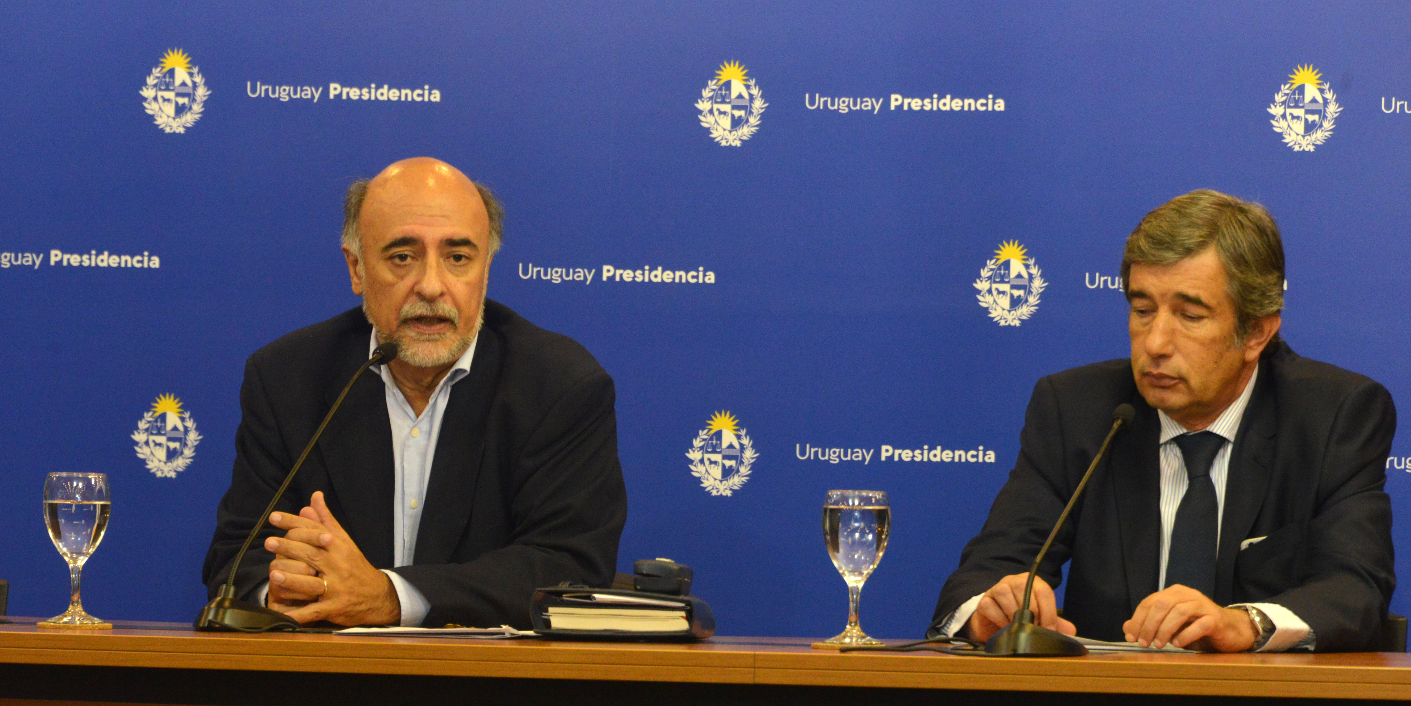 Ministro de Trabajo y Seguridad Social, Pablo Mieres, junto al subsecretario, Mario Arizti, en conferencia de prensa