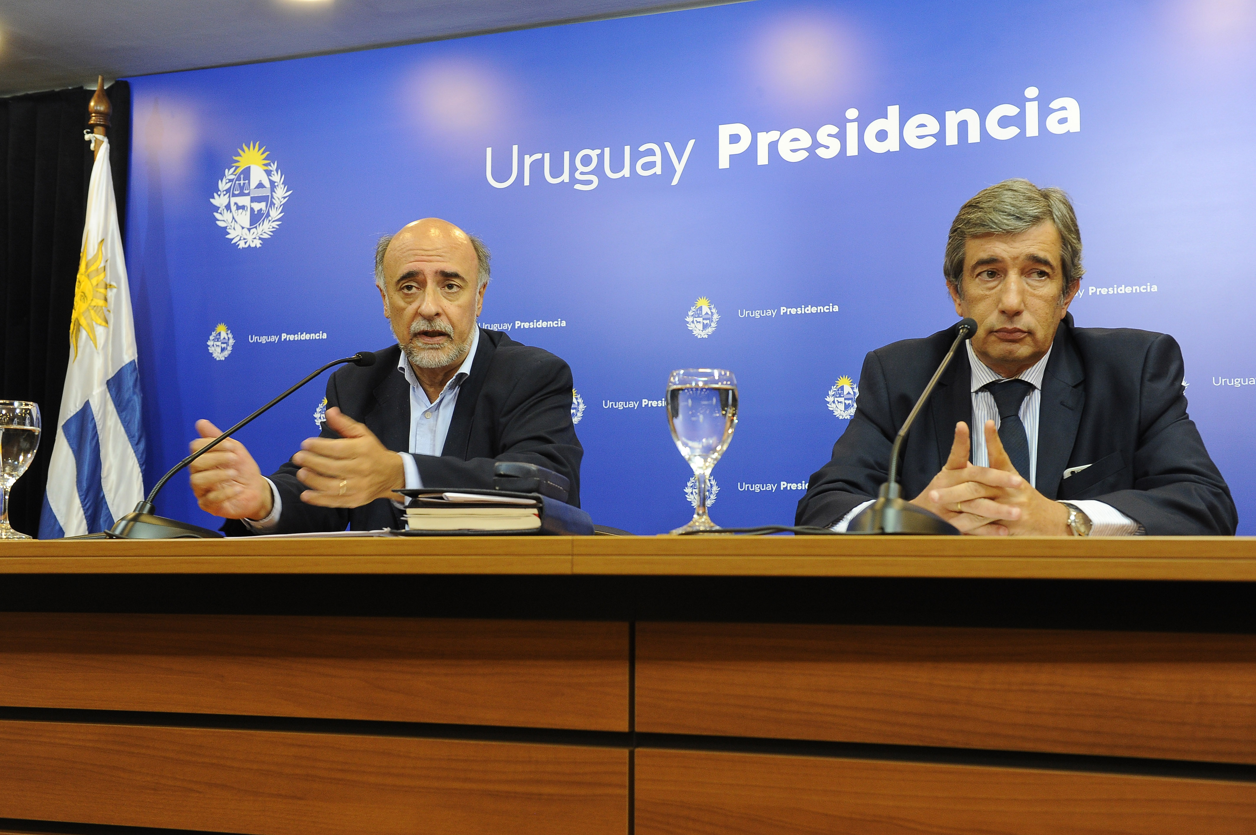 Ministro de Trabajo y Seguridad Social, Pablo Mieres, junto al subsecretario, Mario Arizti, en conferencia de prensa