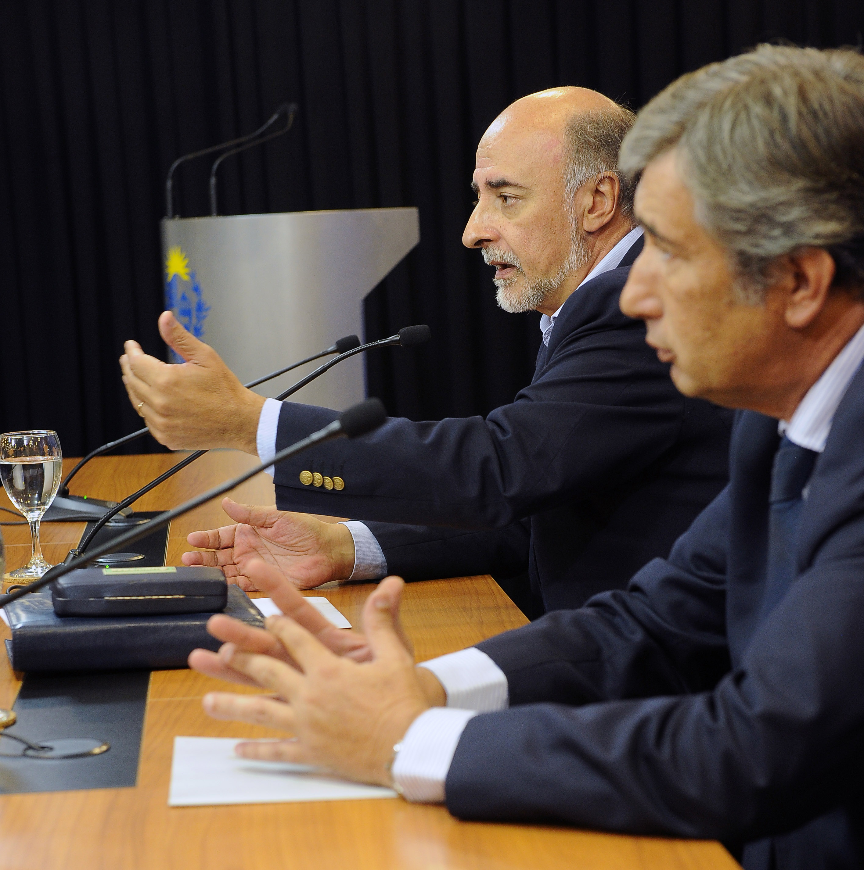 Ministro de Trabajo y Seguridad Social, Pablo Mieres, junto al subsecretario, Mario Arizti, en conferencia de prensa