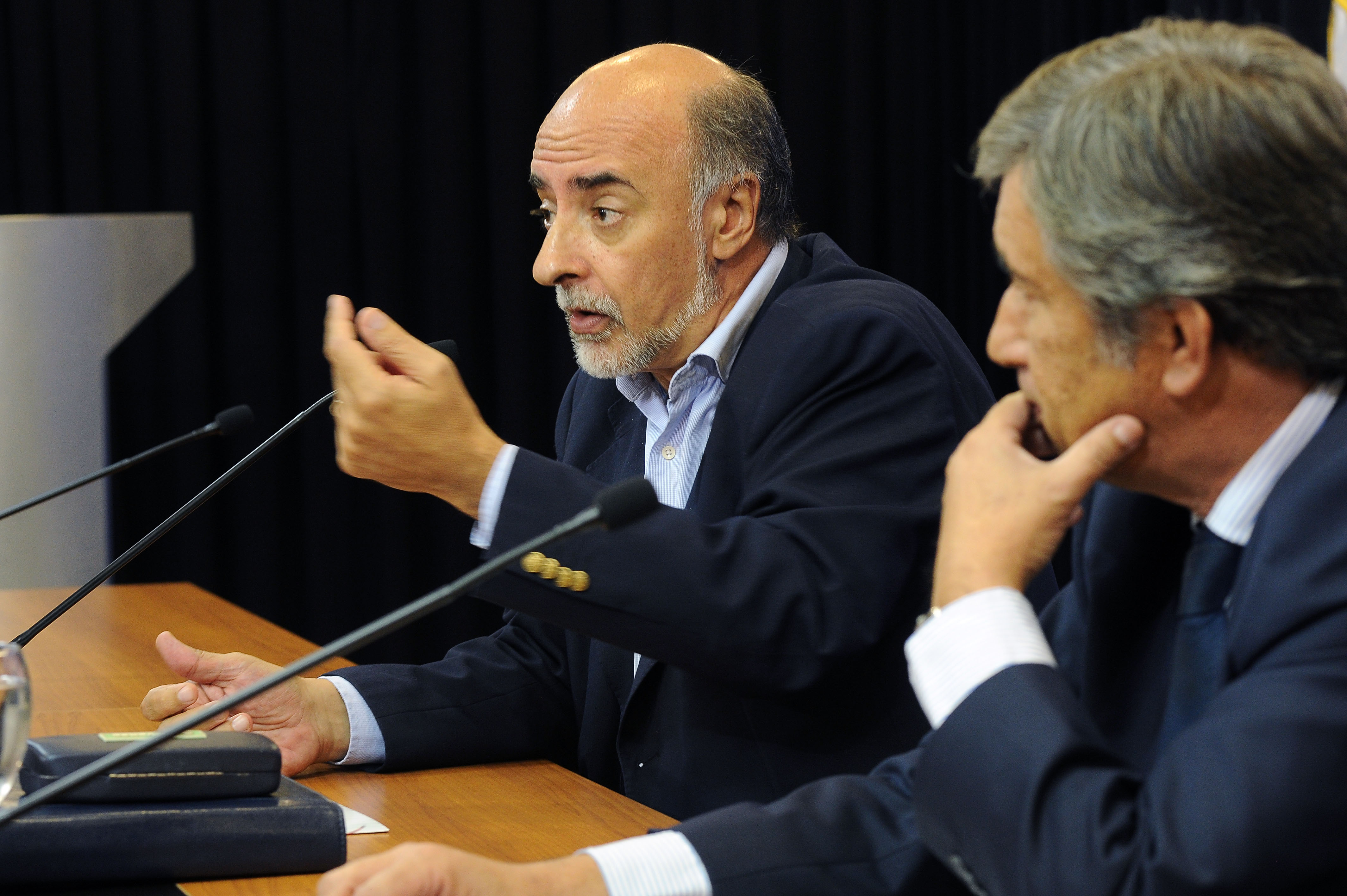 Ministro de Trabajo y Seguridad Social, Pablo Mieres, junto al subsecretario, Mario Arizti, en conferencia de prensa