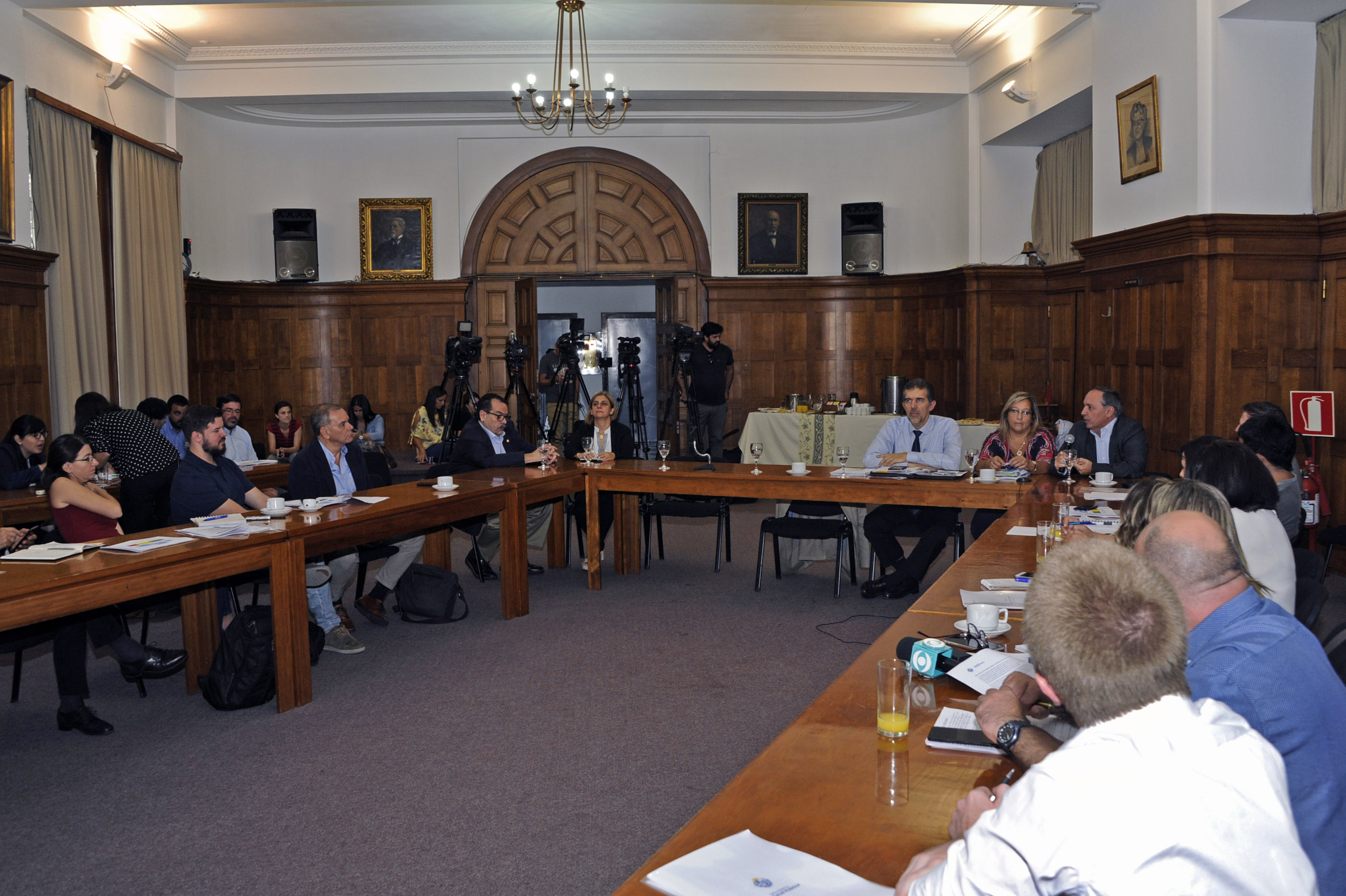 Ministerio de Salud Pública realizó desayuno con periodistas a fin de brindar información precisa sobre COVID-19