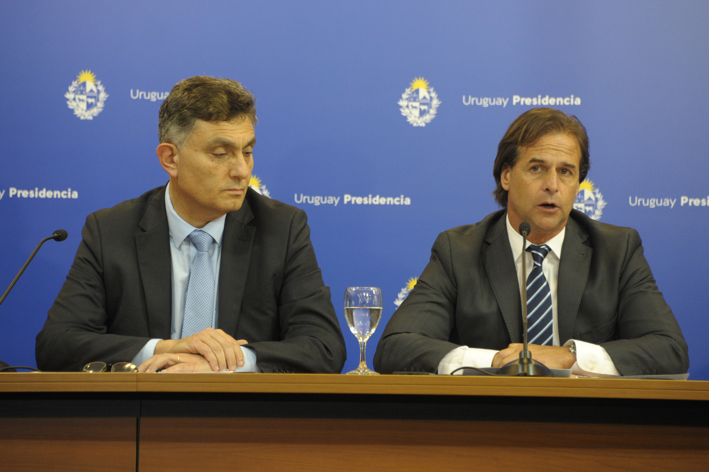 Presidente Luis Lacalle Pou, haciendo uso de la palabra, junto a Isaac Alfie, director de OPP