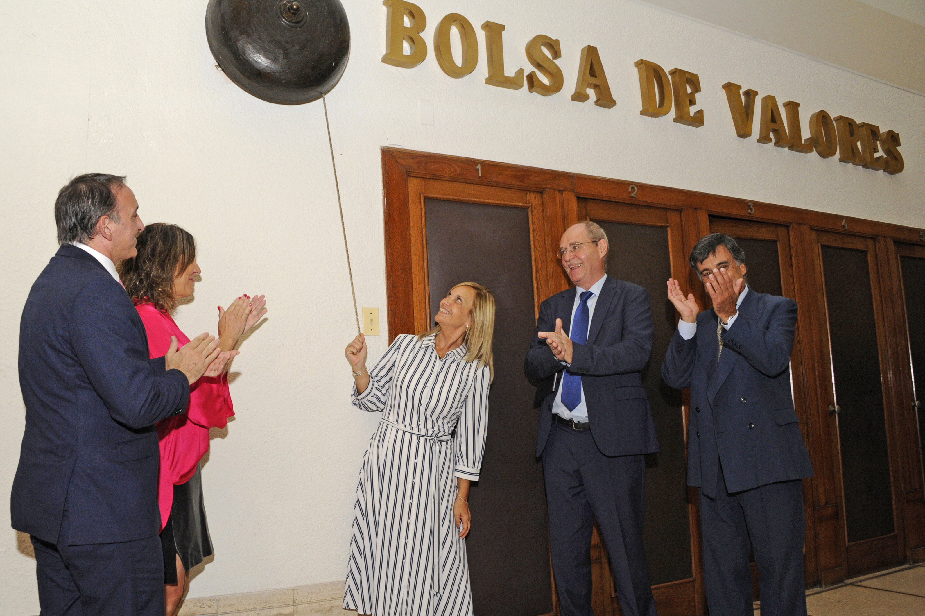 Vicepresidenta, Beatriz Argimón, en el primer Toque de Campana por la Igualdad de Género en la Bolsa de Valores