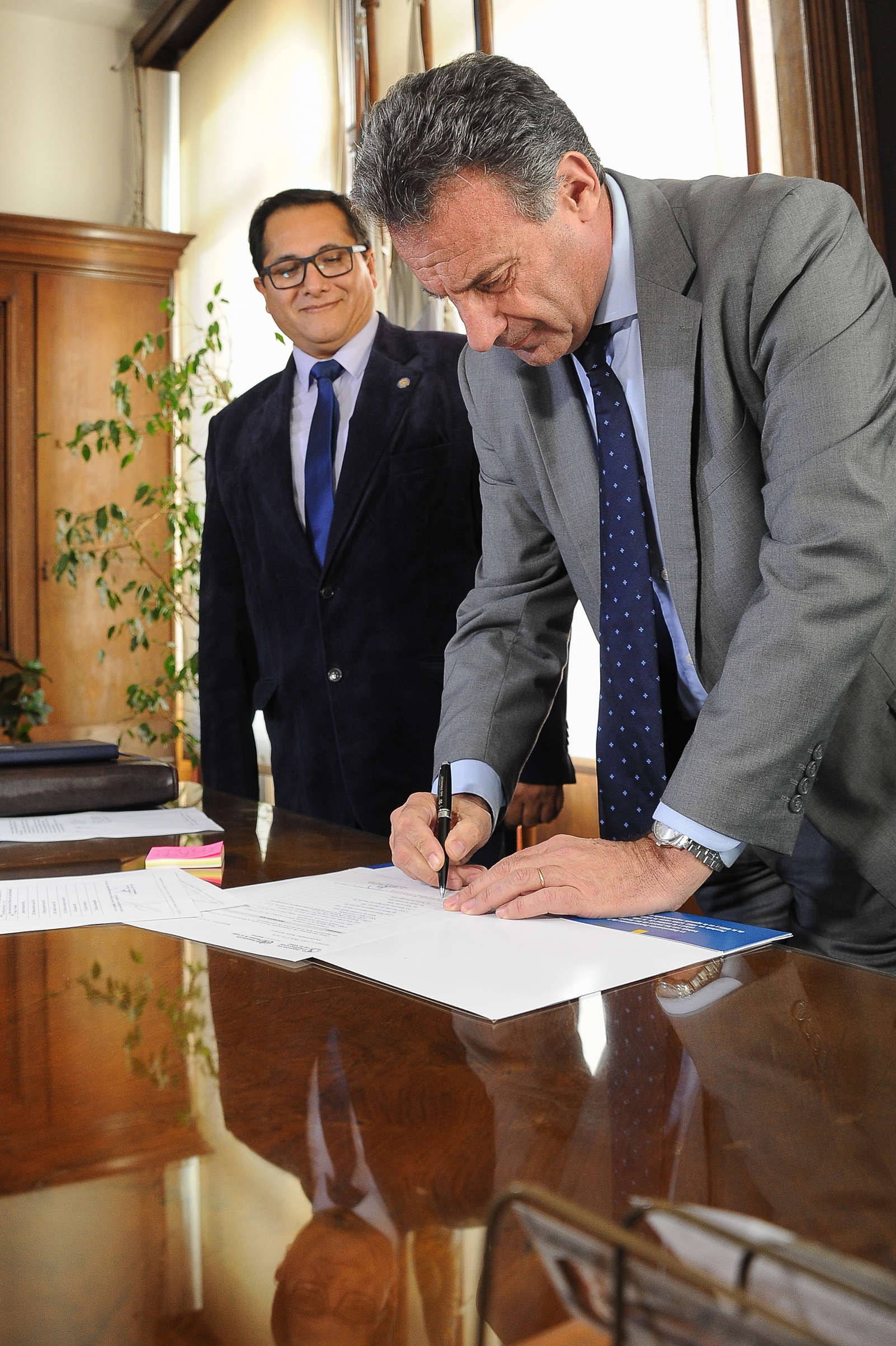 Ministro de Salud Pública, Daniel Salinas, recibe donación de Organización Panamericana de la Salud, por parte de Giovanni Escalante