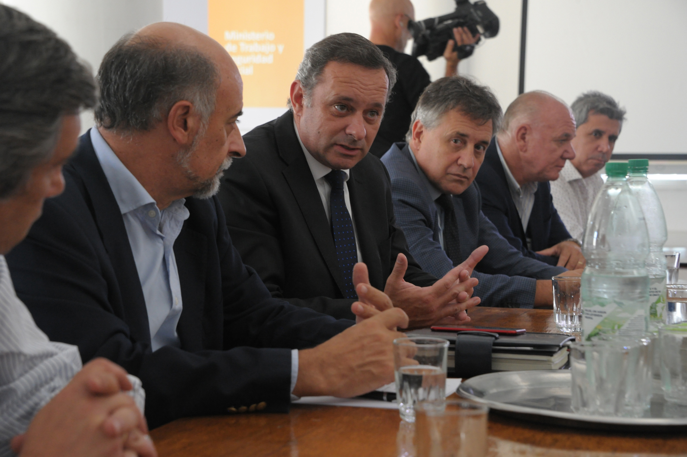 Prosecretario de Presidencia, Álvaro Delgado, haciendo uso de la palabra durante reunión tripartita en el Ministerio de Trabajo