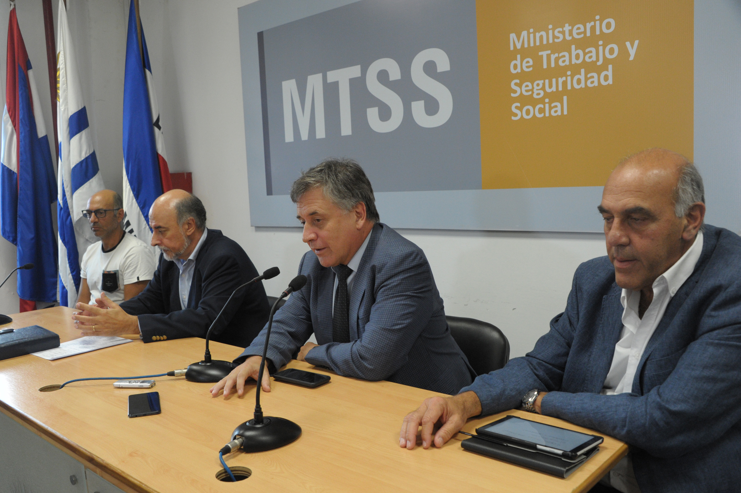 Ministro de Industra, Energía y Minería, Omar Paganini, dirigéndose a los presentes