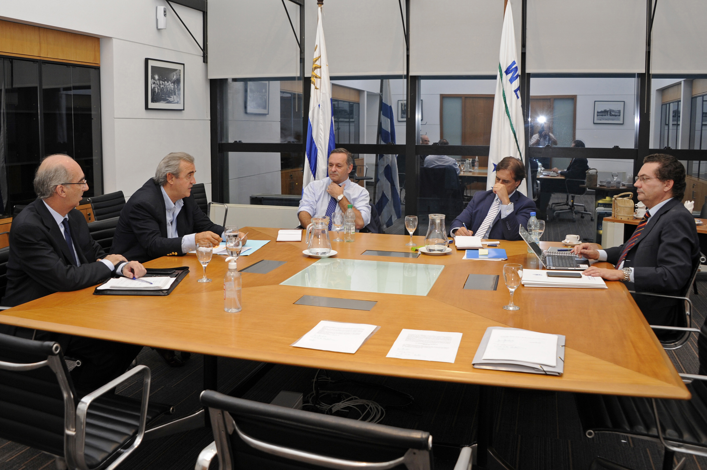 Presidente Luis Lacalle Pou encabezó reunión con titulares del Ministerio del Interior, secretario y prosecretario de la Presidencia de la República