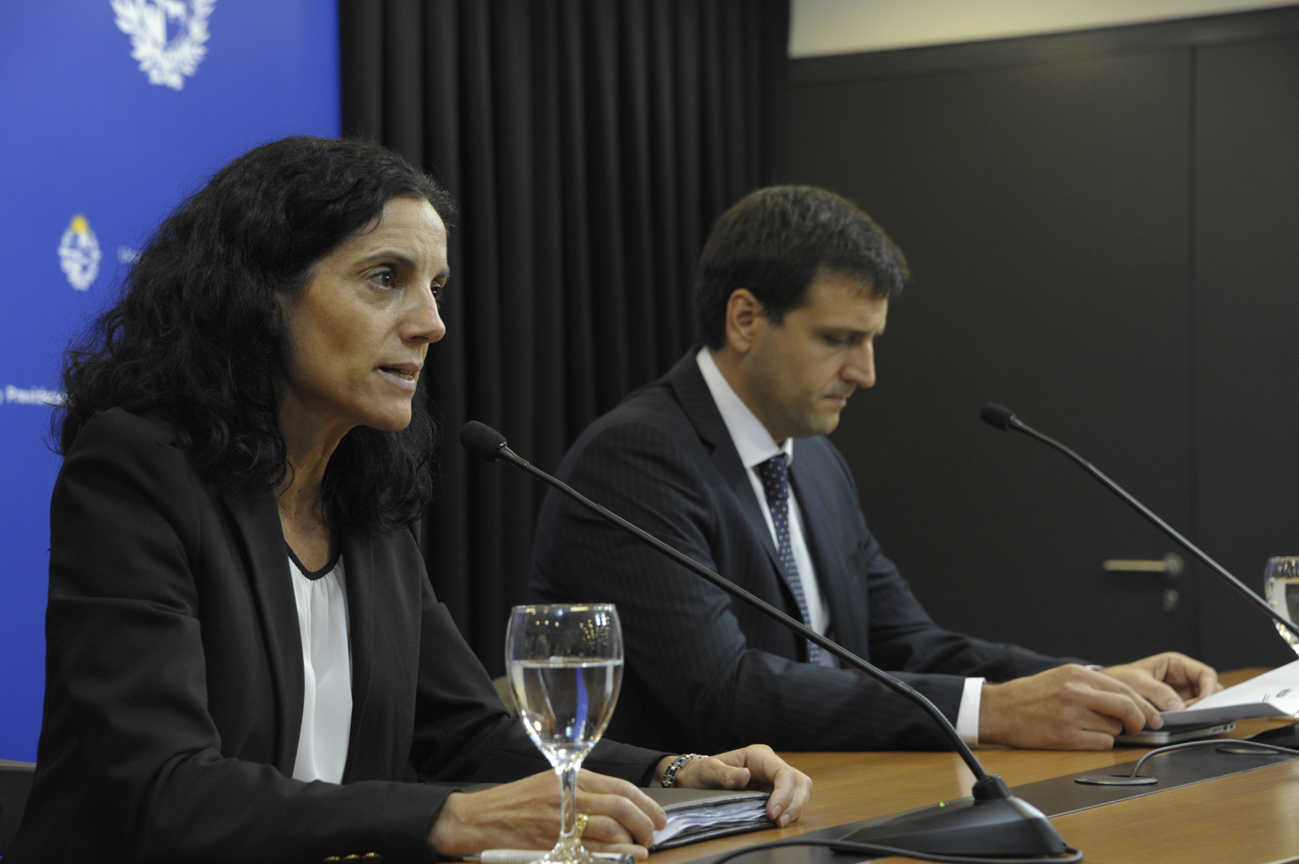 Ministra Azucena Arbeleche, junto al vocero presidencial y director de Comunicación Presidencial, Aparicio Ponce de León