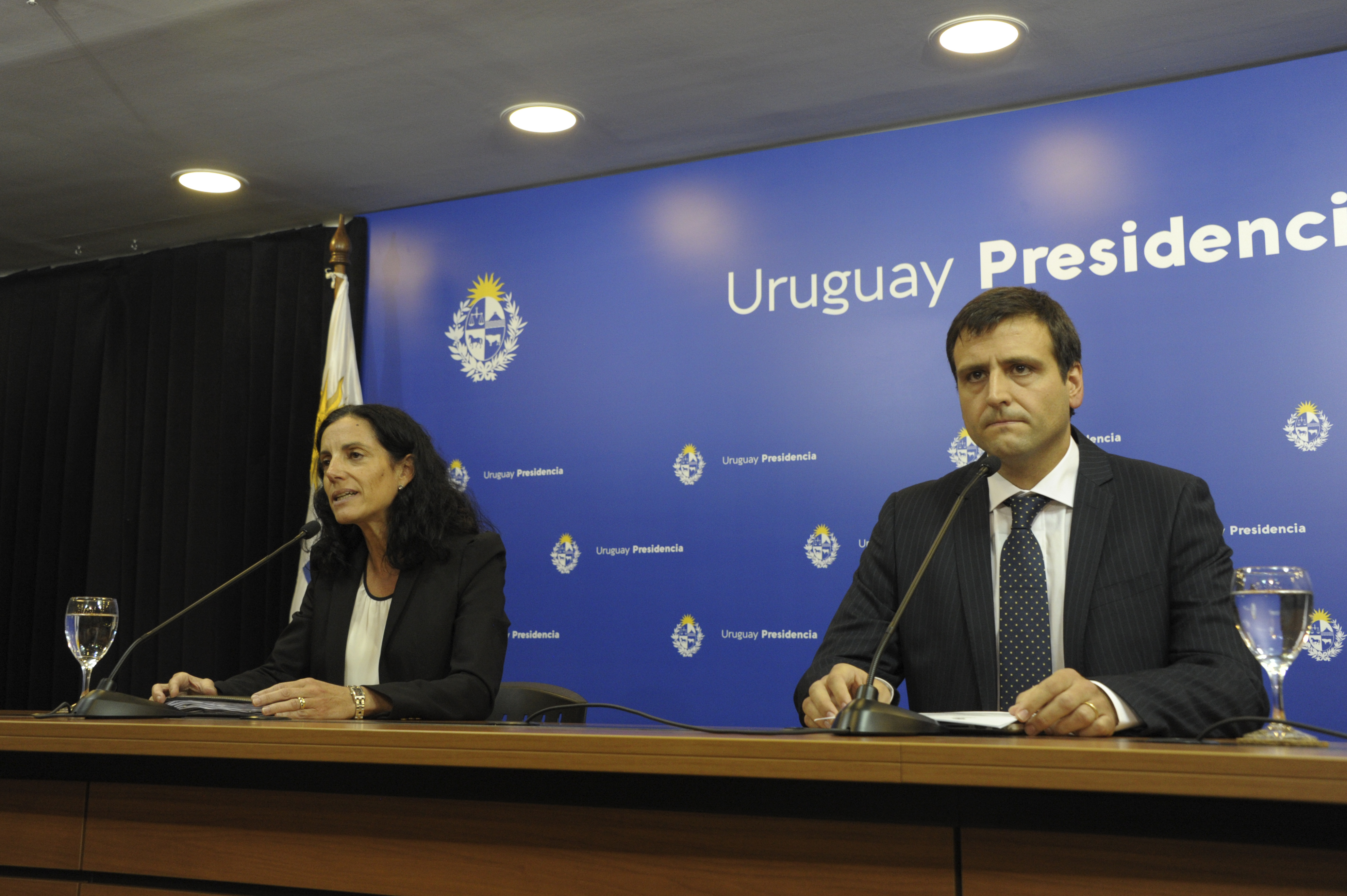 Ministra Azucena Arbeleche, junto al vocero presidencial y director de Comunicación Presidencial, Aparicio Ponce de León
