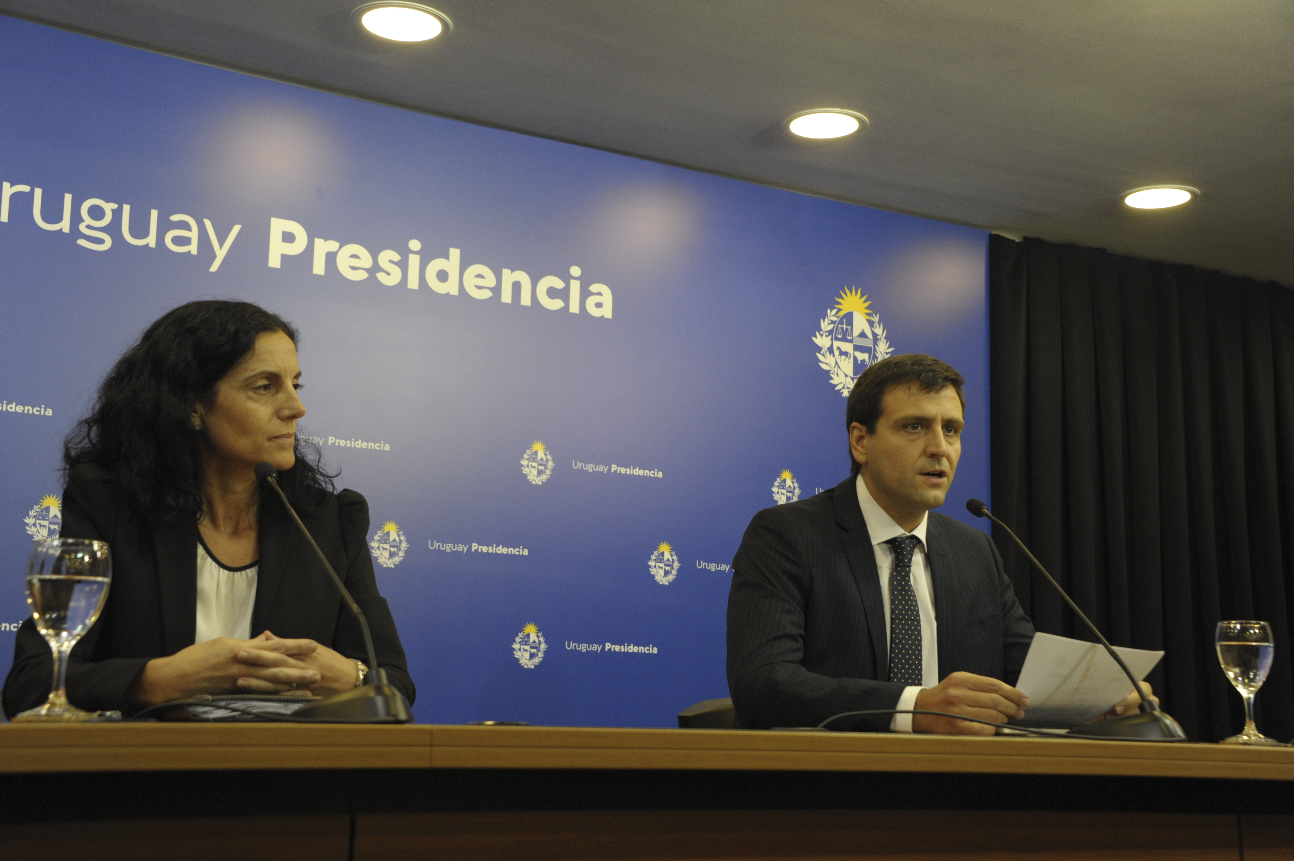 Ministra Azucena Arbeleche, junto al vocero presidencial y director de Comunicación Presidencial, Aparicio Ponce de León