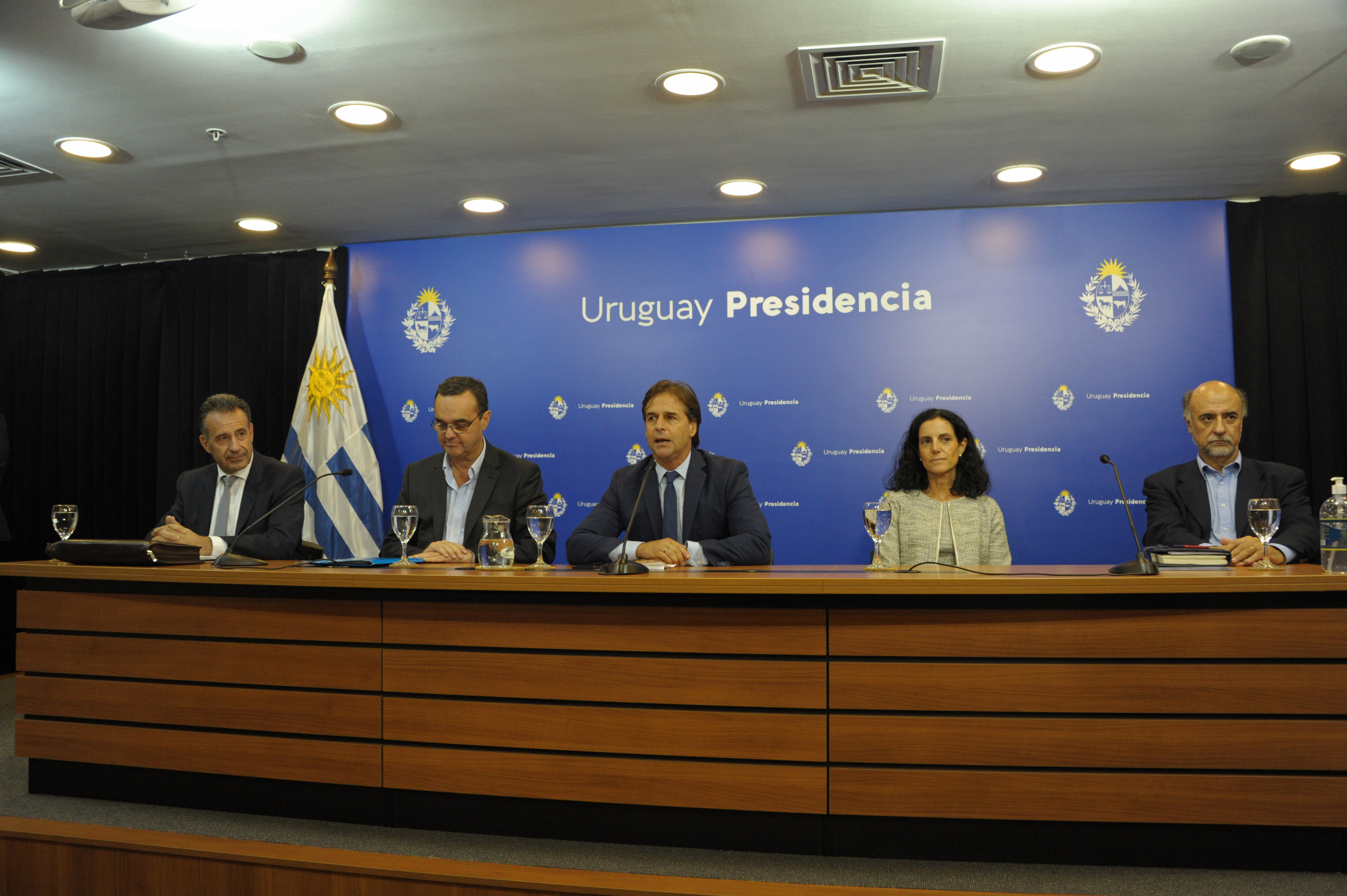 Presidente Luis Lacalle Pou encabezó conferencia de prensa junto a ministros Daniel Salinas, Pablo Bartol, Azucena Arbeleche y Pablo Mieres