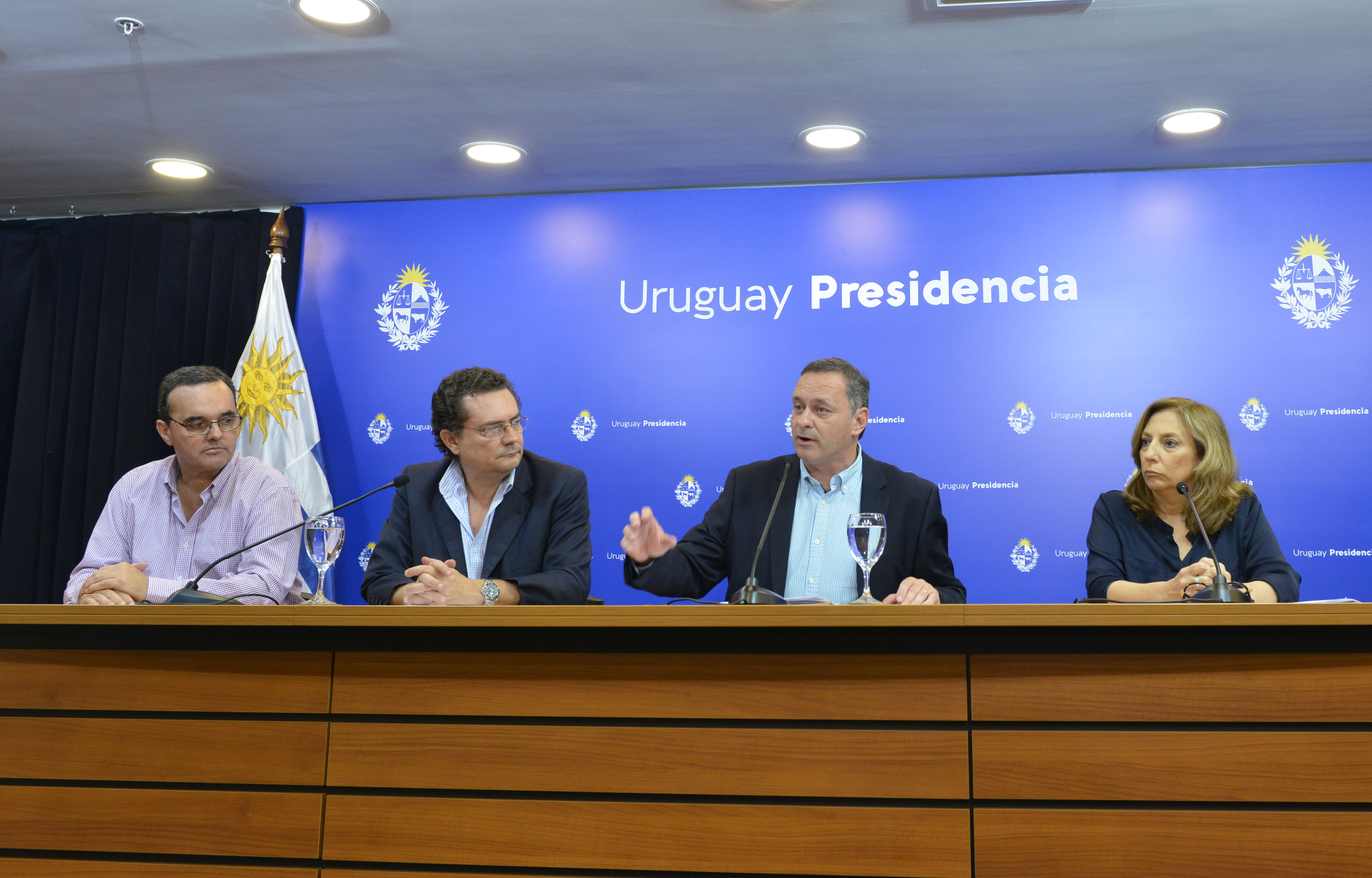 Ministro Pablo Bartol, subsecretario y secretario de Presidencia, Rodrigo Ferrés y Álvaro Delgado, y directora de Inmujeres, Mónica Botero