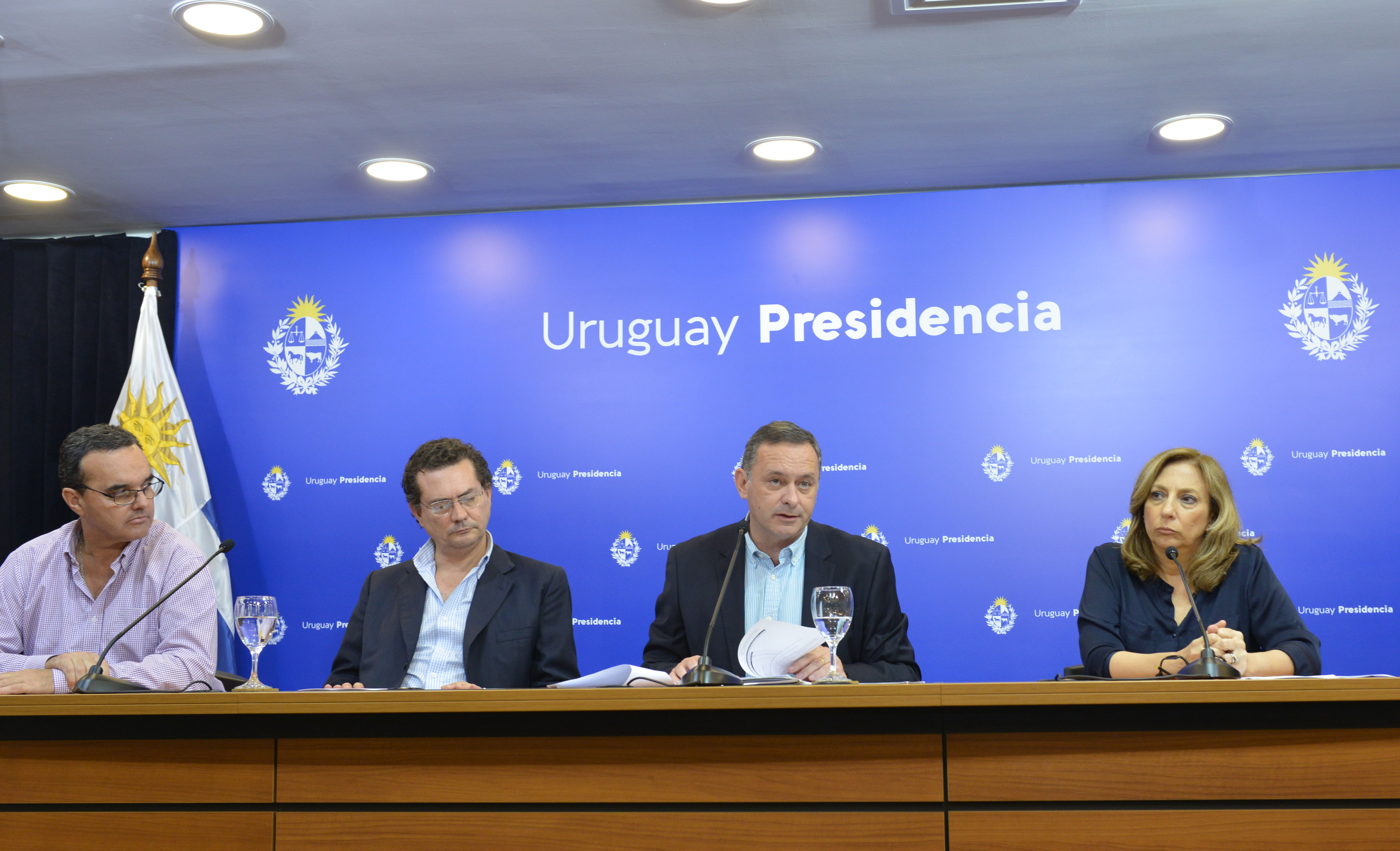 Ministro Pablo Bartol, subsecretario y secretario de Presidencia, Rodrigo Ferrés y Álvaro Delgado, y directora de Inmujeres, Mónica Botero