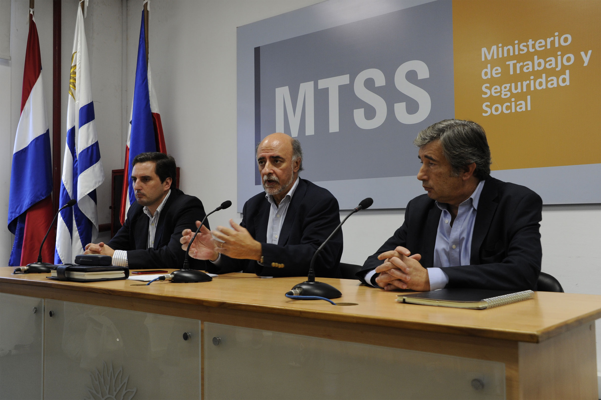 Ministro de Trabajo y Seguridad Social, Pablo Mieres, encabezó conferencia de prensa en sede de cartera que dirige