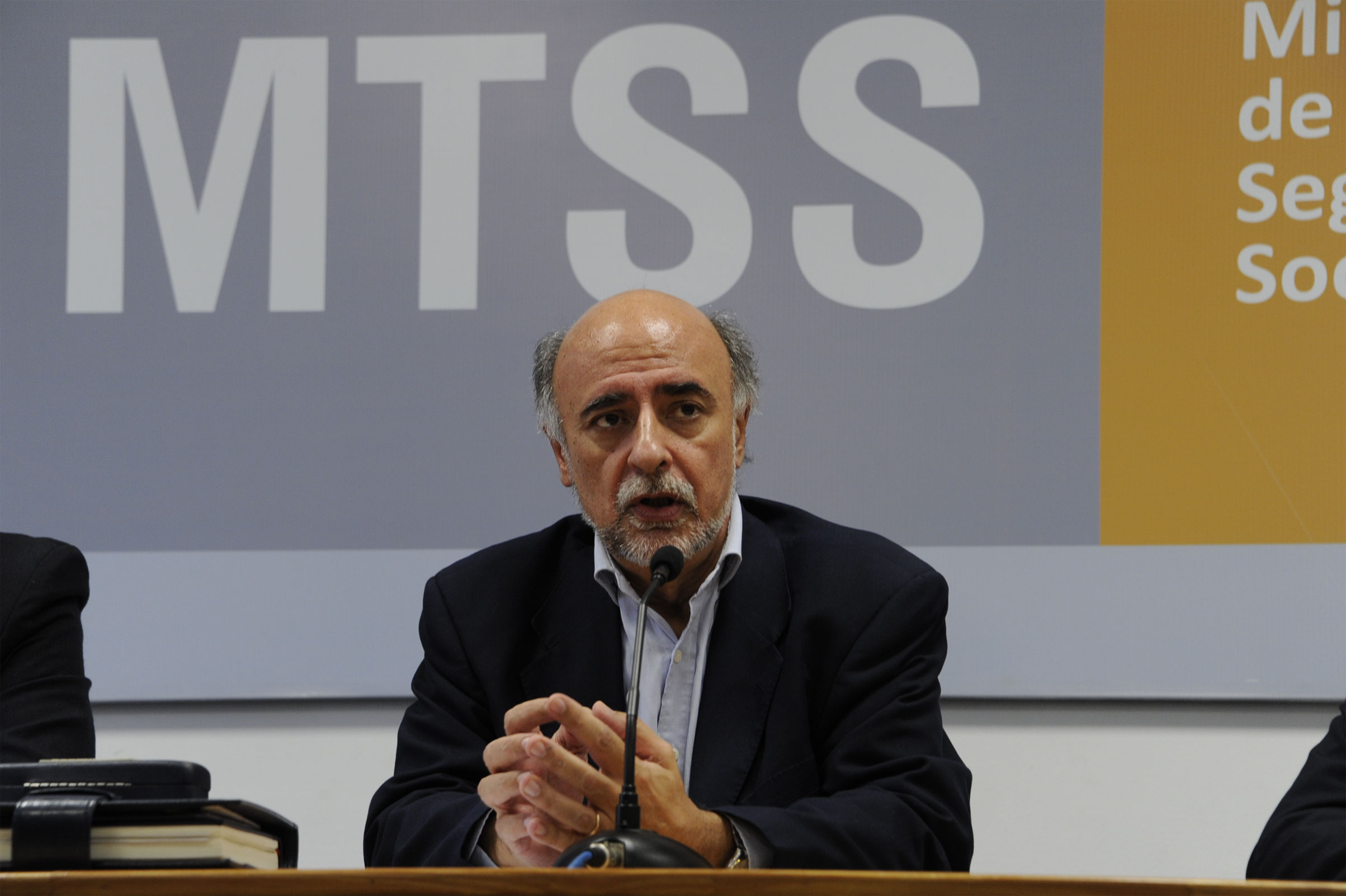 Ministro de Trabajo y Seguridad Social, Pablo Mieres, encabezó conferencia de prensa en sede de cartera que dirige