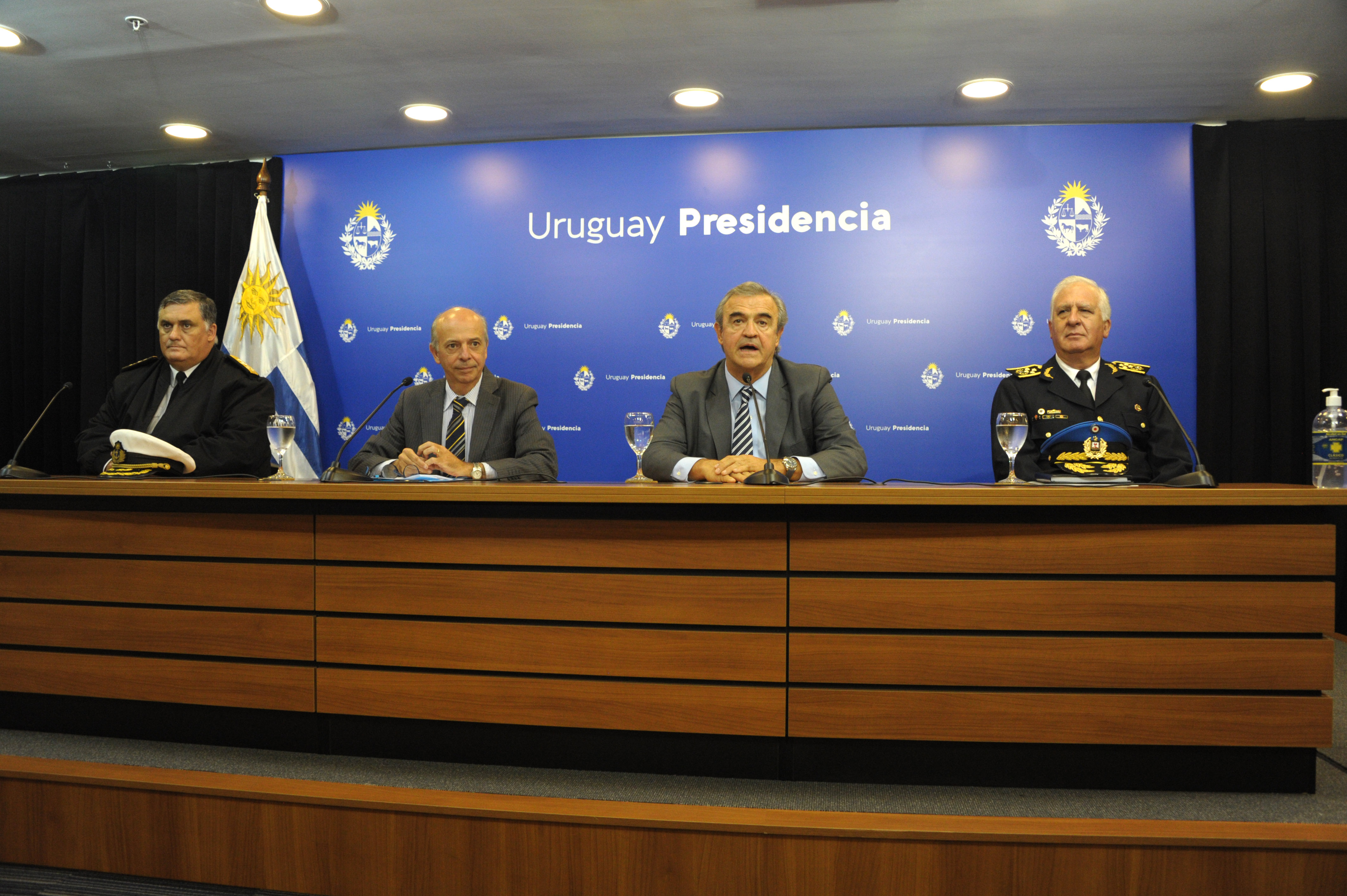 Comandante en jefe de la Armada, Jorge Wilson, ministros Javier García y Jorge Larrañaga y director de Policía, Diego Fernández